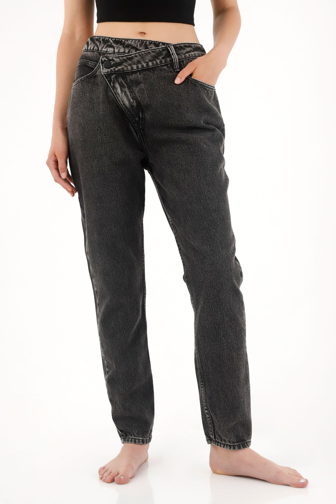 Jean Mom tiro alto en black denim para mujer