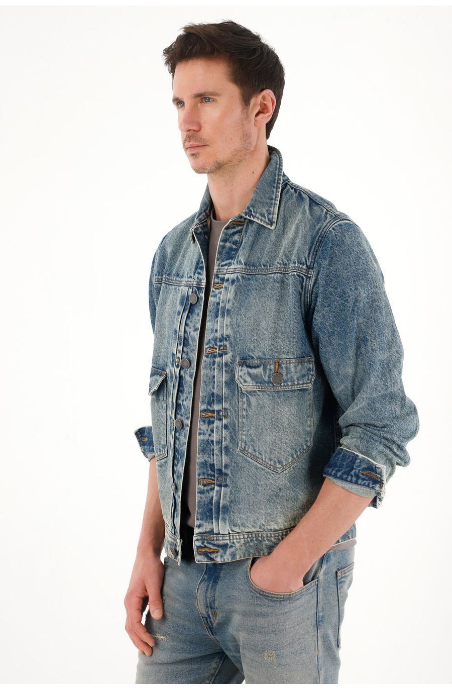 Chaqueta en denim con bolsillos de tapa para hombre