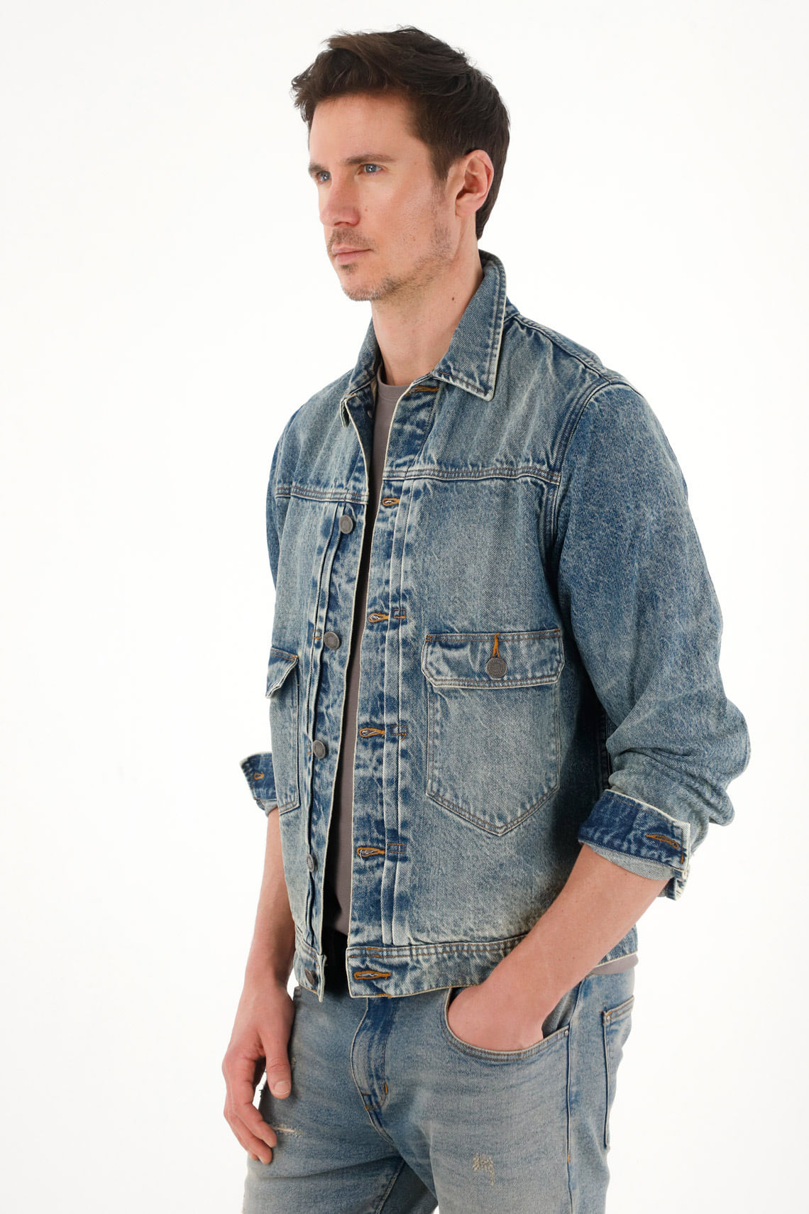 Chaqueta en denim con bolsillos de tapa para hombre