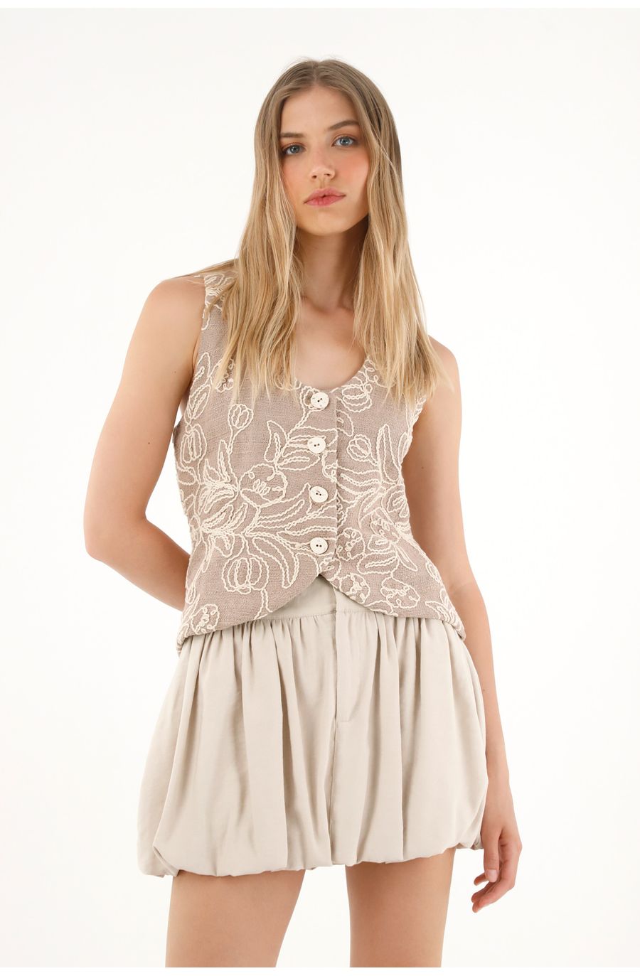 Chaleco con textura y bordado café para mujer