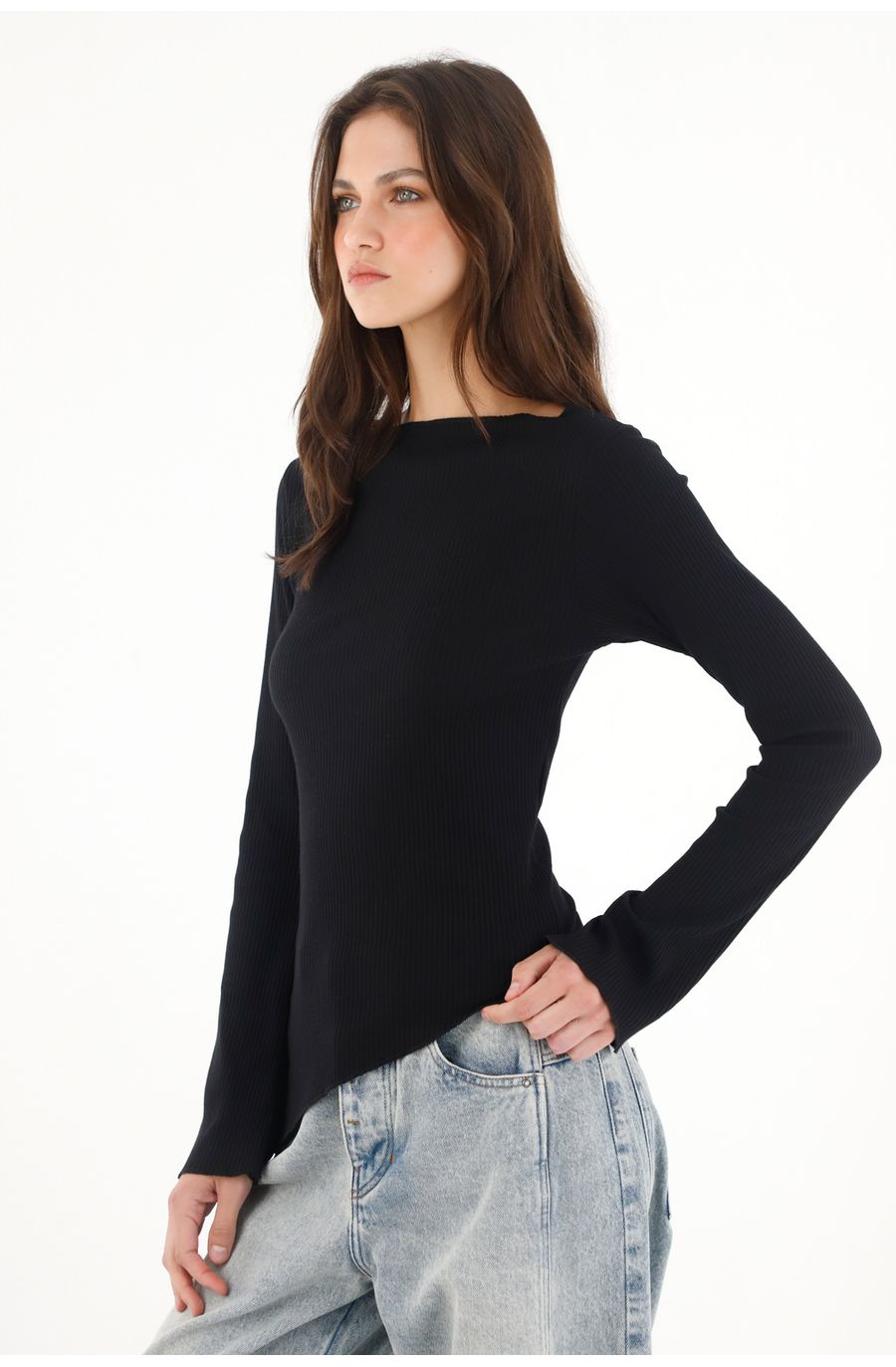 Camiseta manga larga acampanada negra para mujer