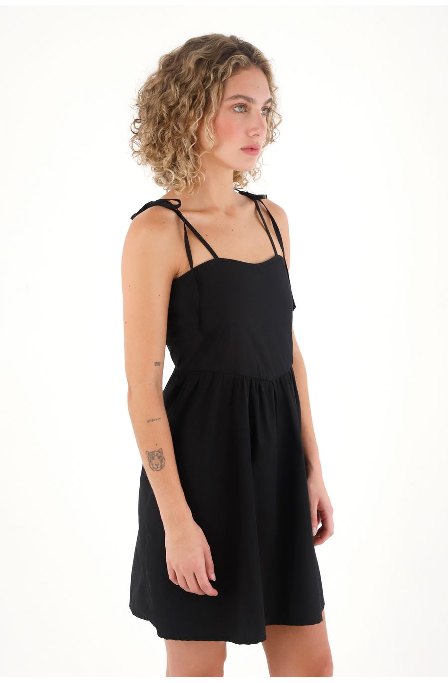 Vestido corto de tiras que anudan en hombro negro para mujer