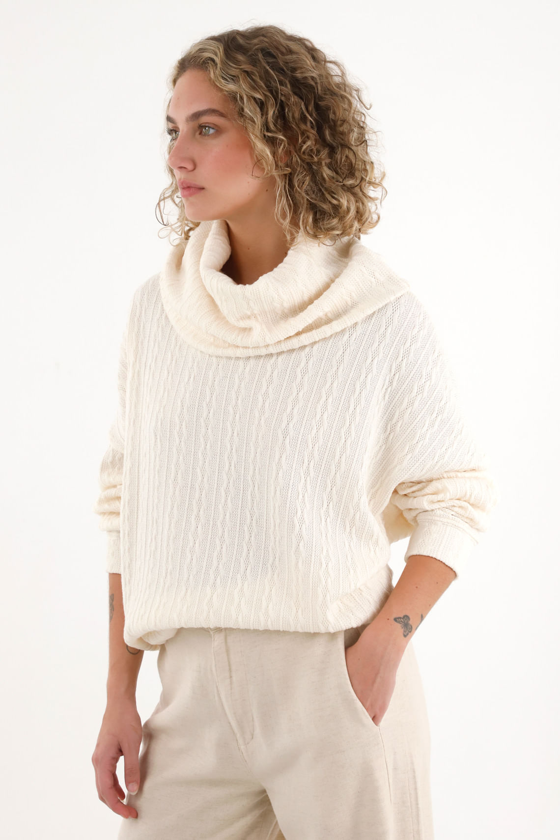 Buzo de cuello tortuga amplio café para mujer
