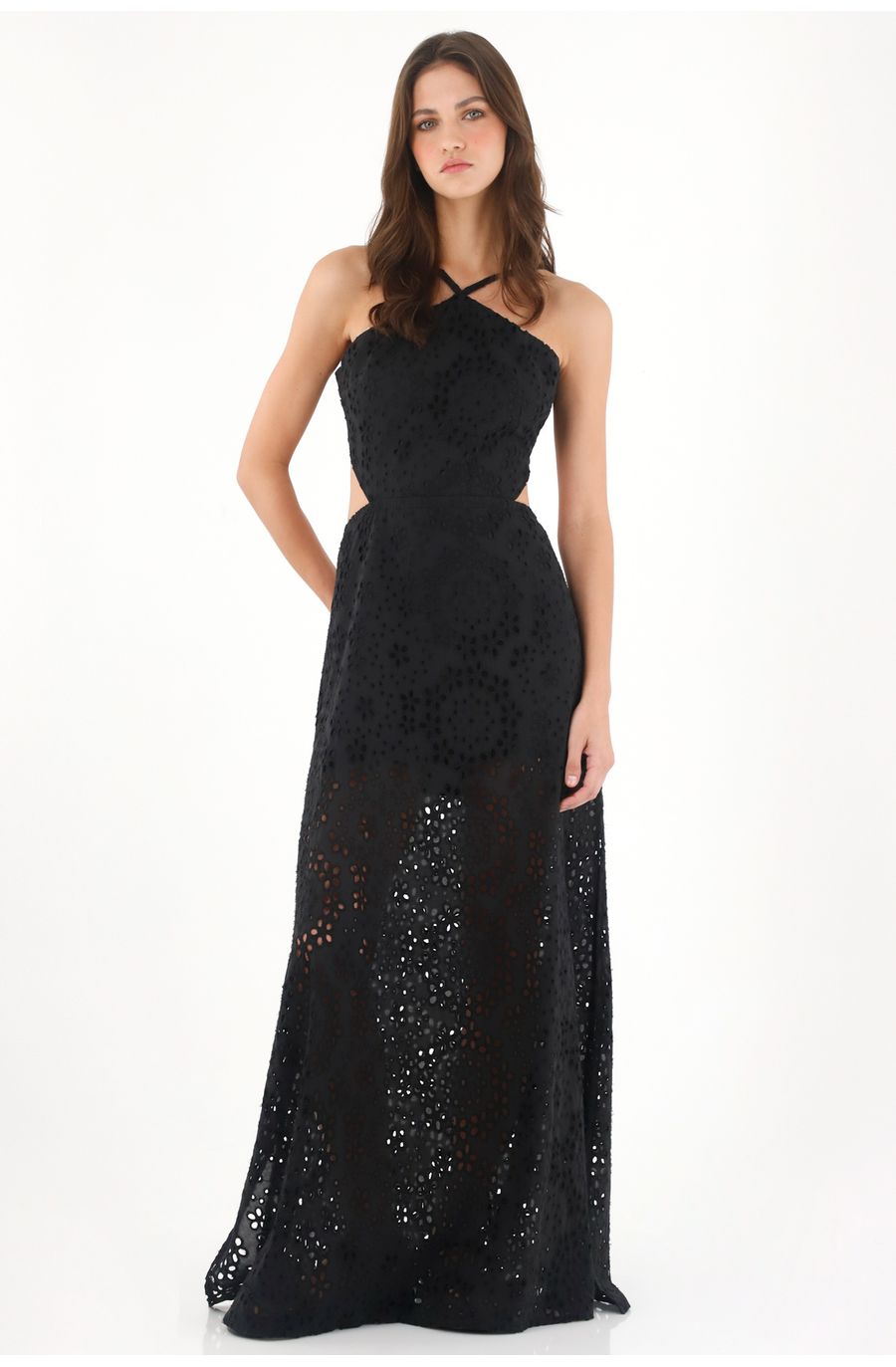 Vestido largo de cuello halter en tela ojalillo negro para mujer