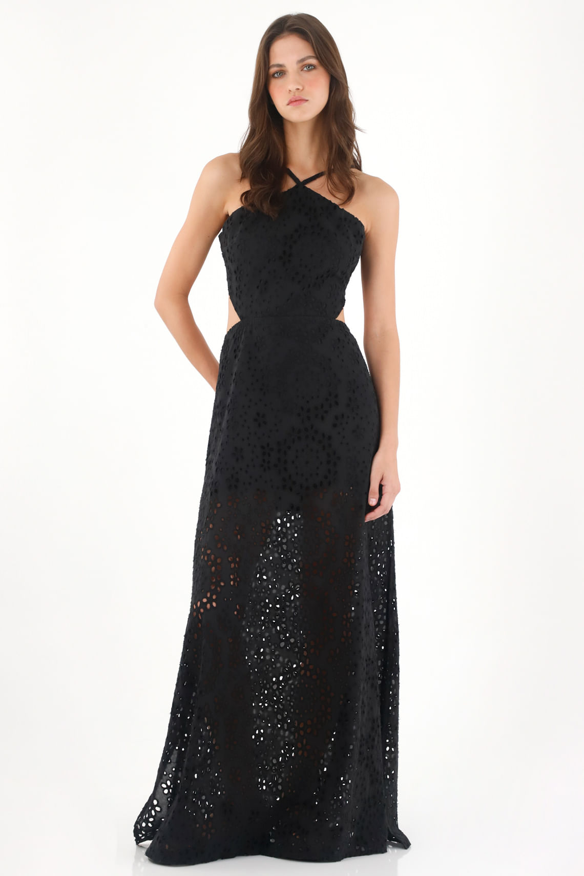 Vestido largo de cuello halter en tela ojalillo negro para mujer