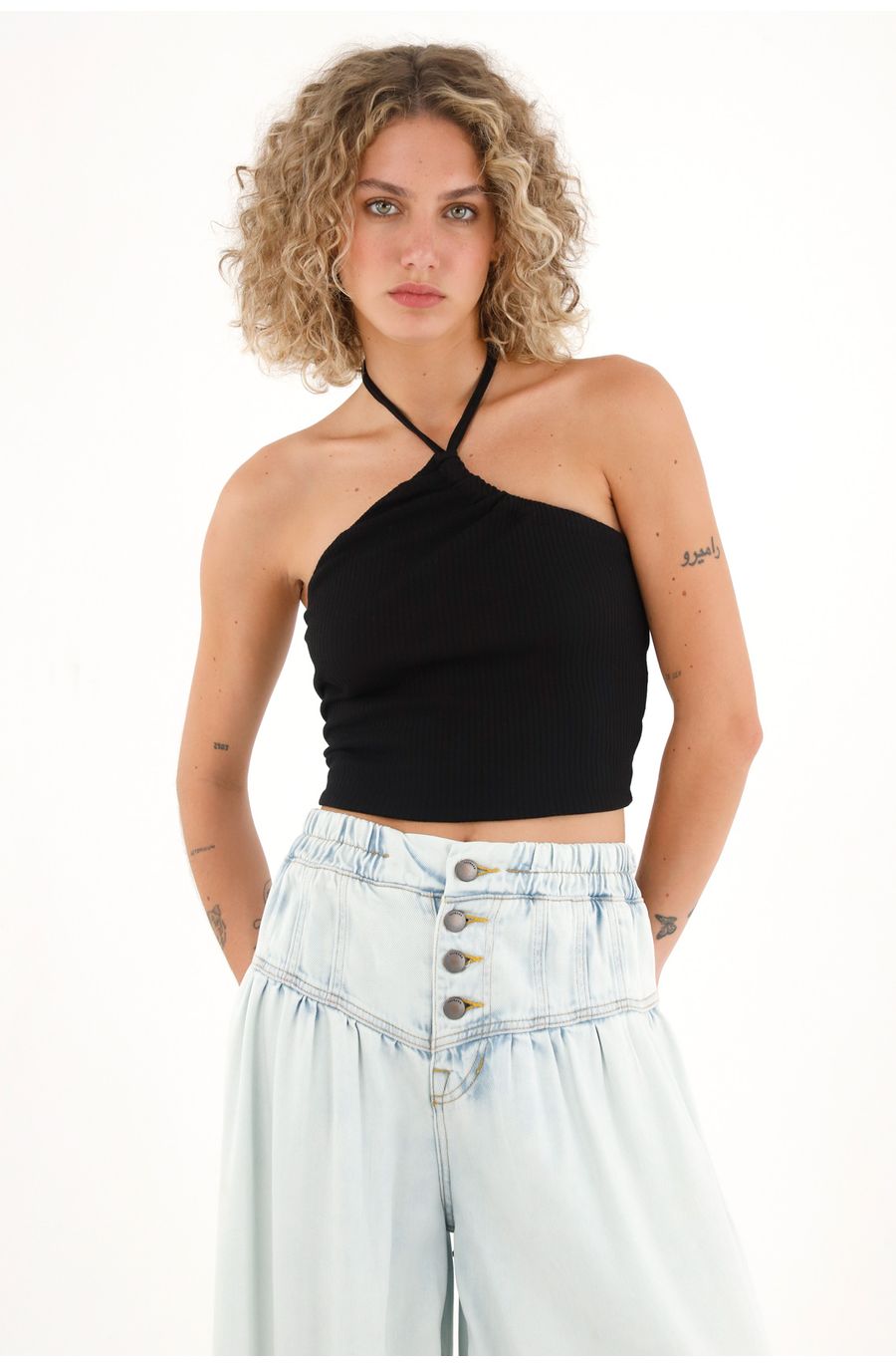 Camiseta crop de tiras que anudan en cuello negra para mujer