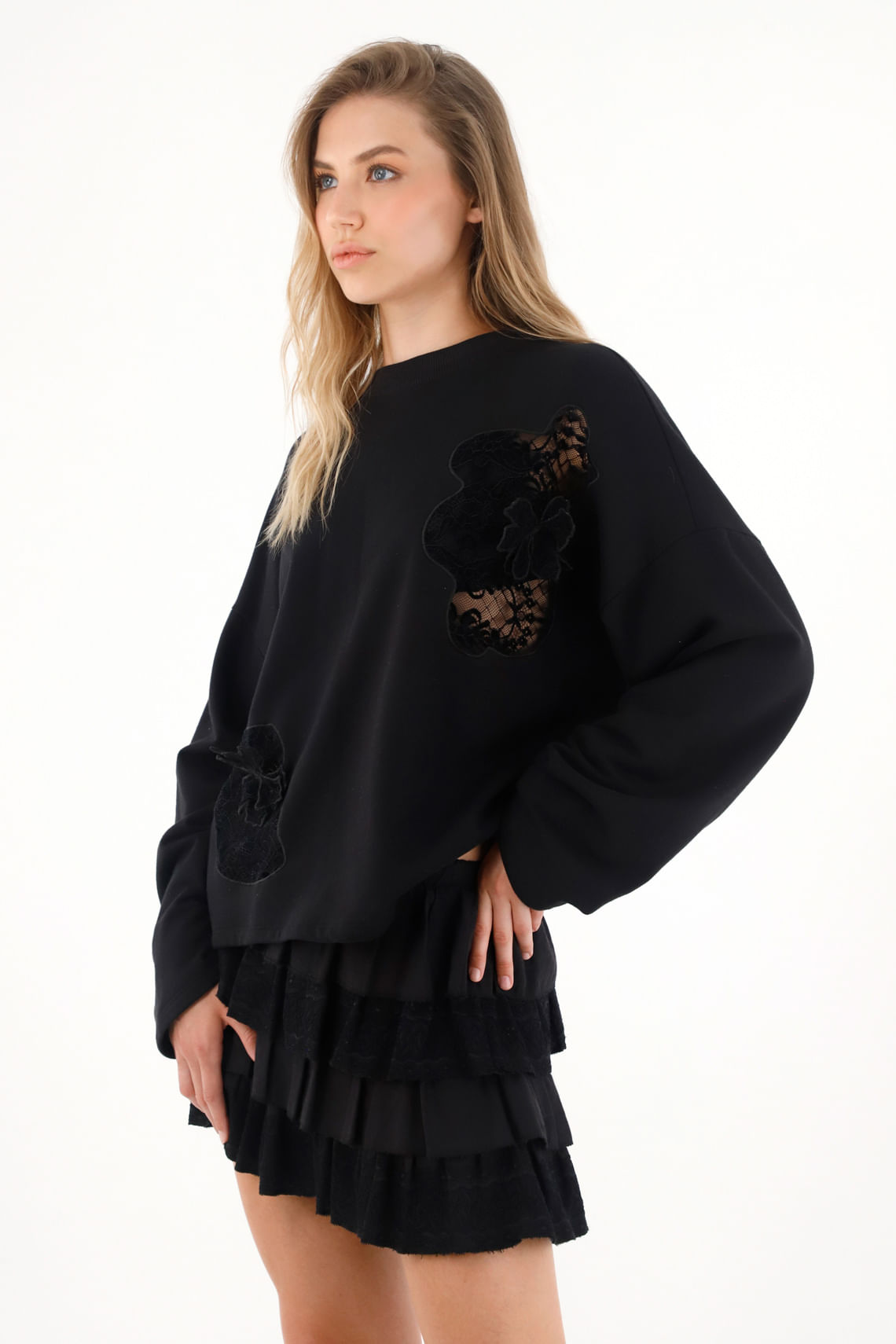 Buzo negro con detalles bordados para mujer