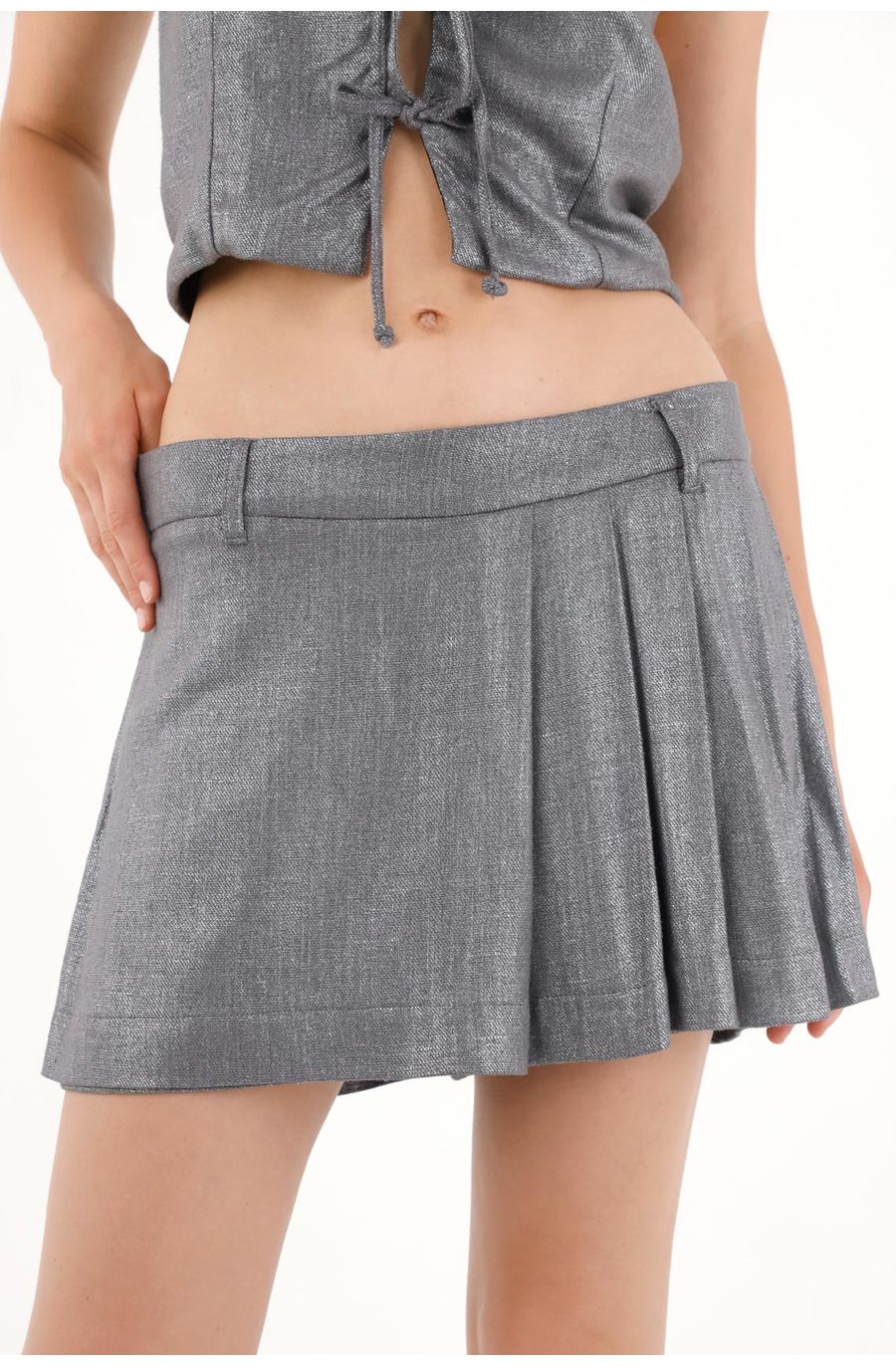Falda short metalizada con tablas para mujer