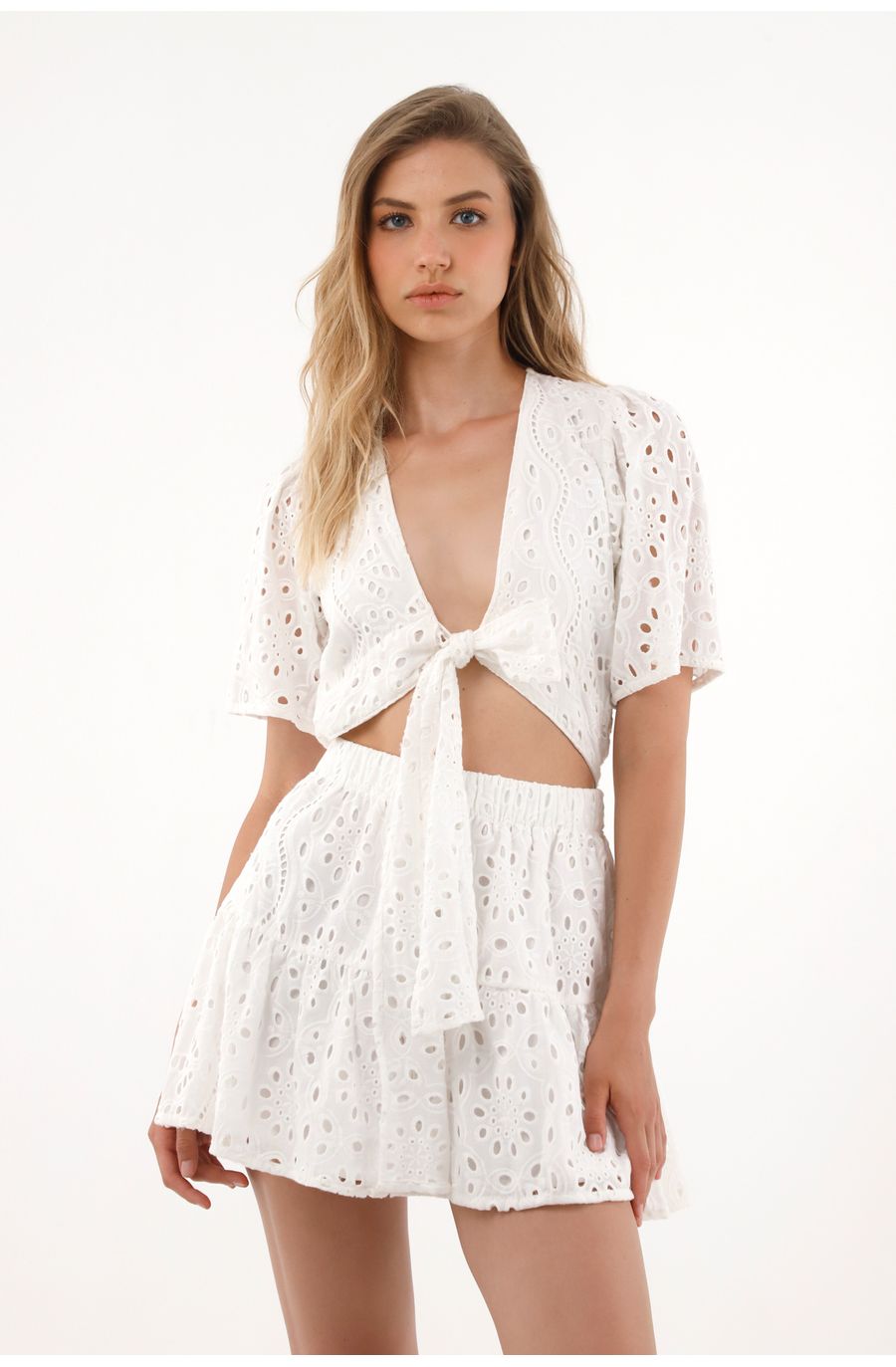 Vestido crudo corto en ojalillo para mujer