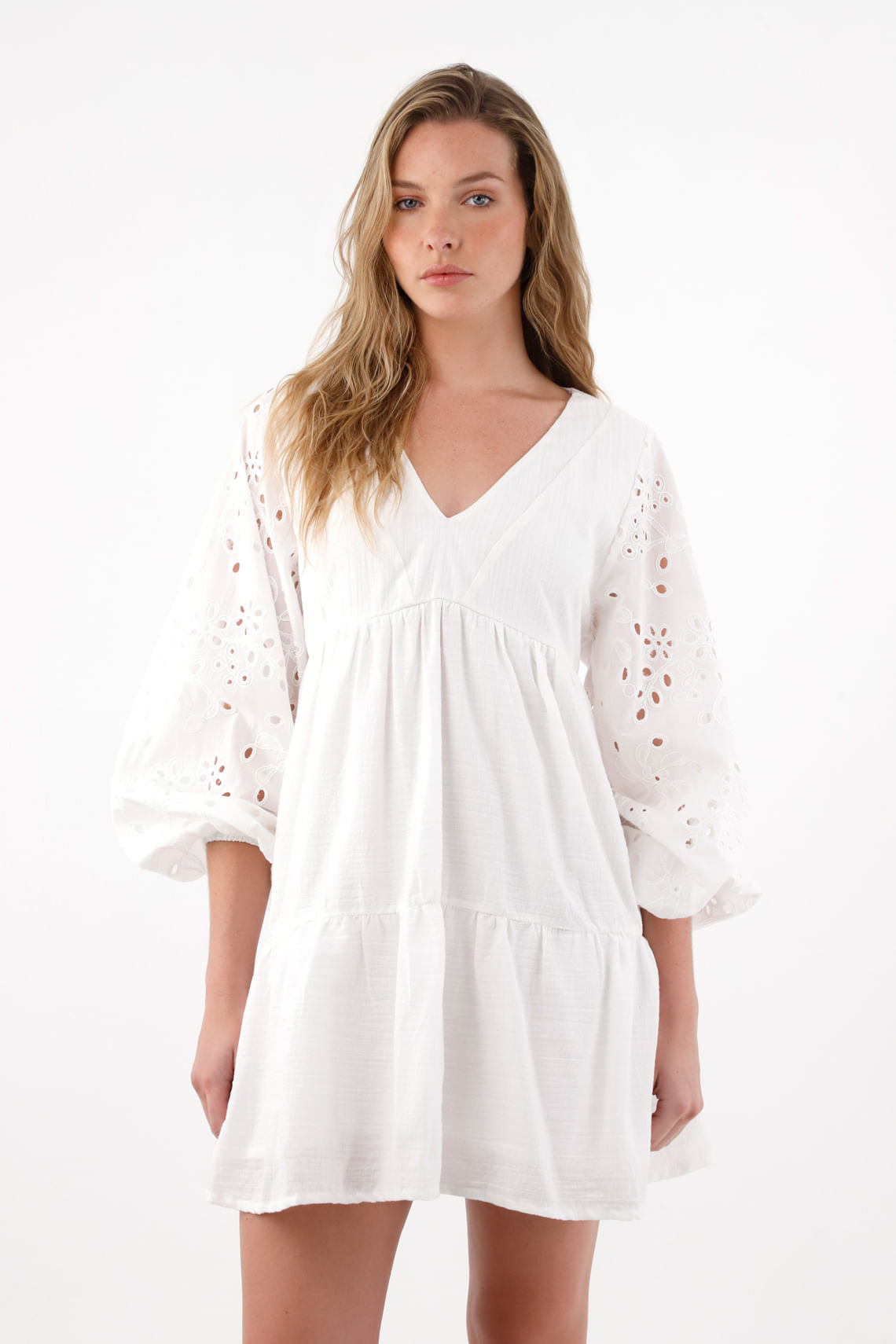 Vestido corto de manga larga en ojalillo para mujer