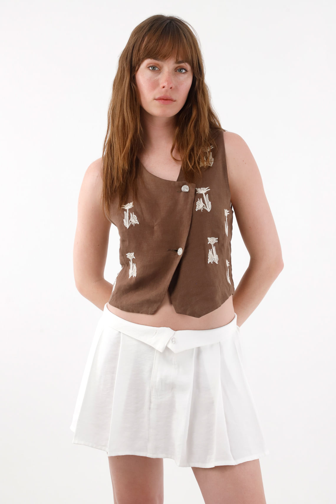 Falda corta con tablas crudo para mujer