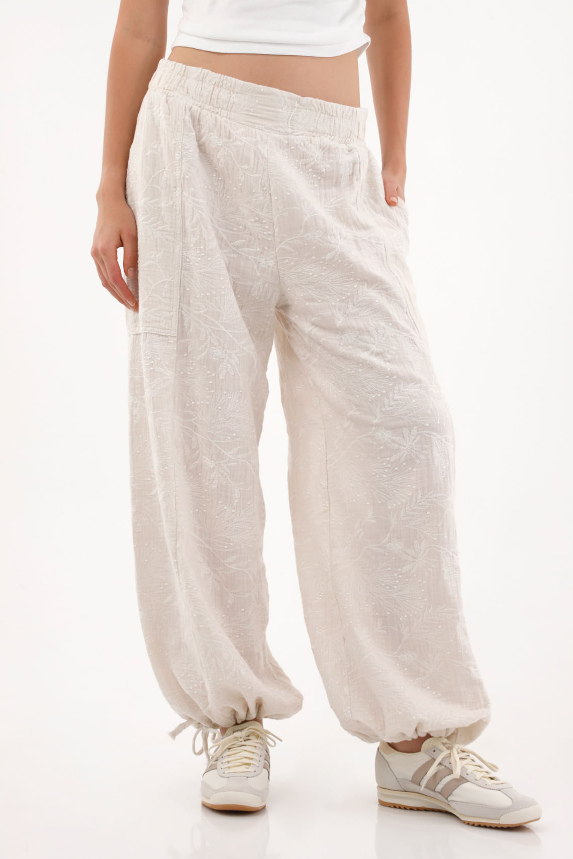 Pantalón jogger con bordado a tono crudo para mujer