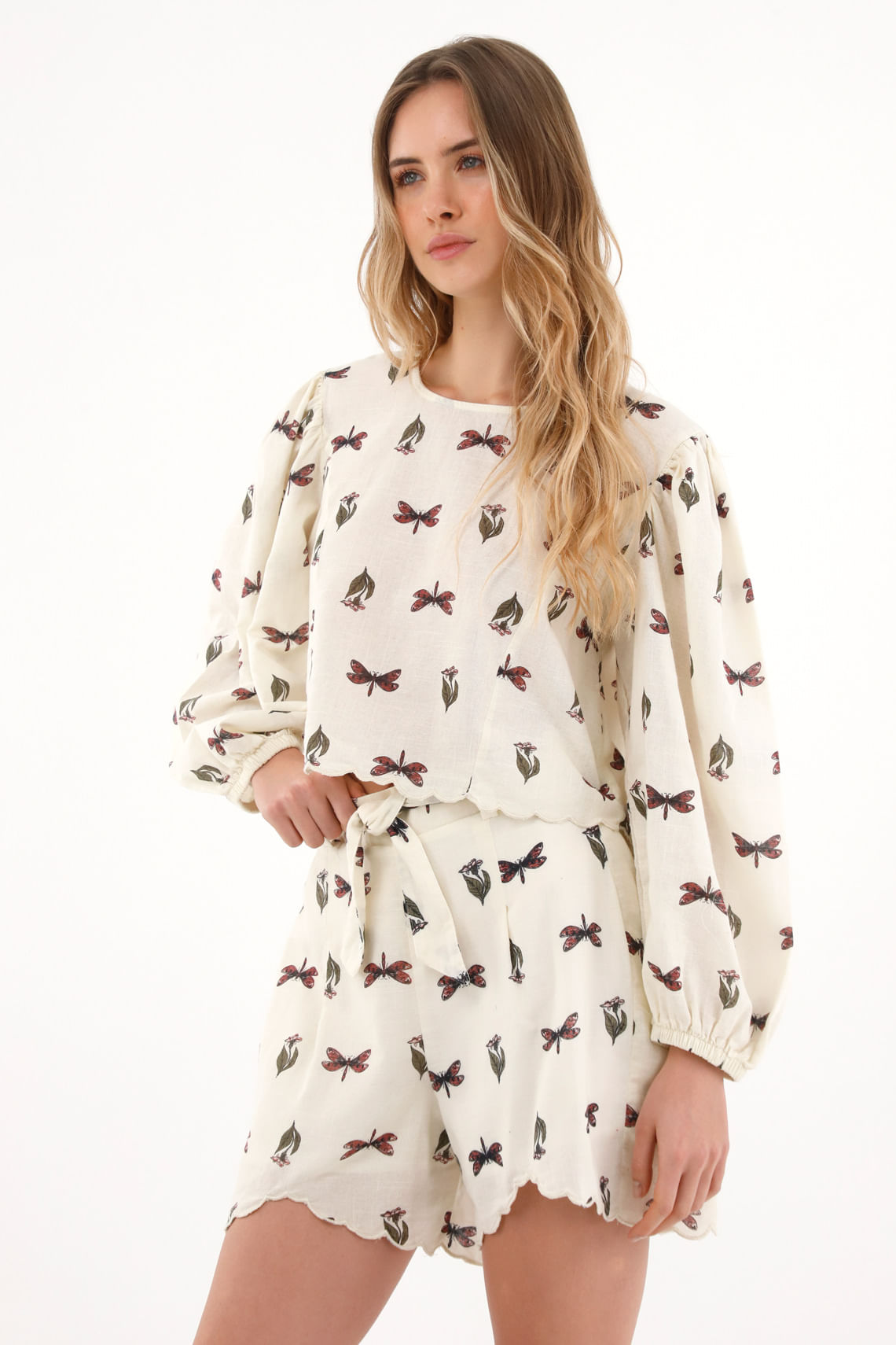 Camisa crop con estampado de mariposas para mujer
