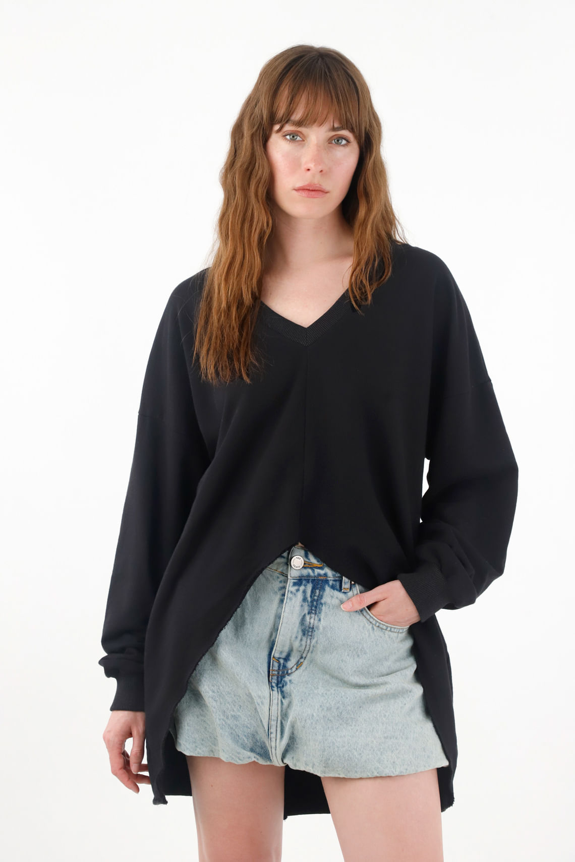 Buzo amplio cuello en V negro para mujer