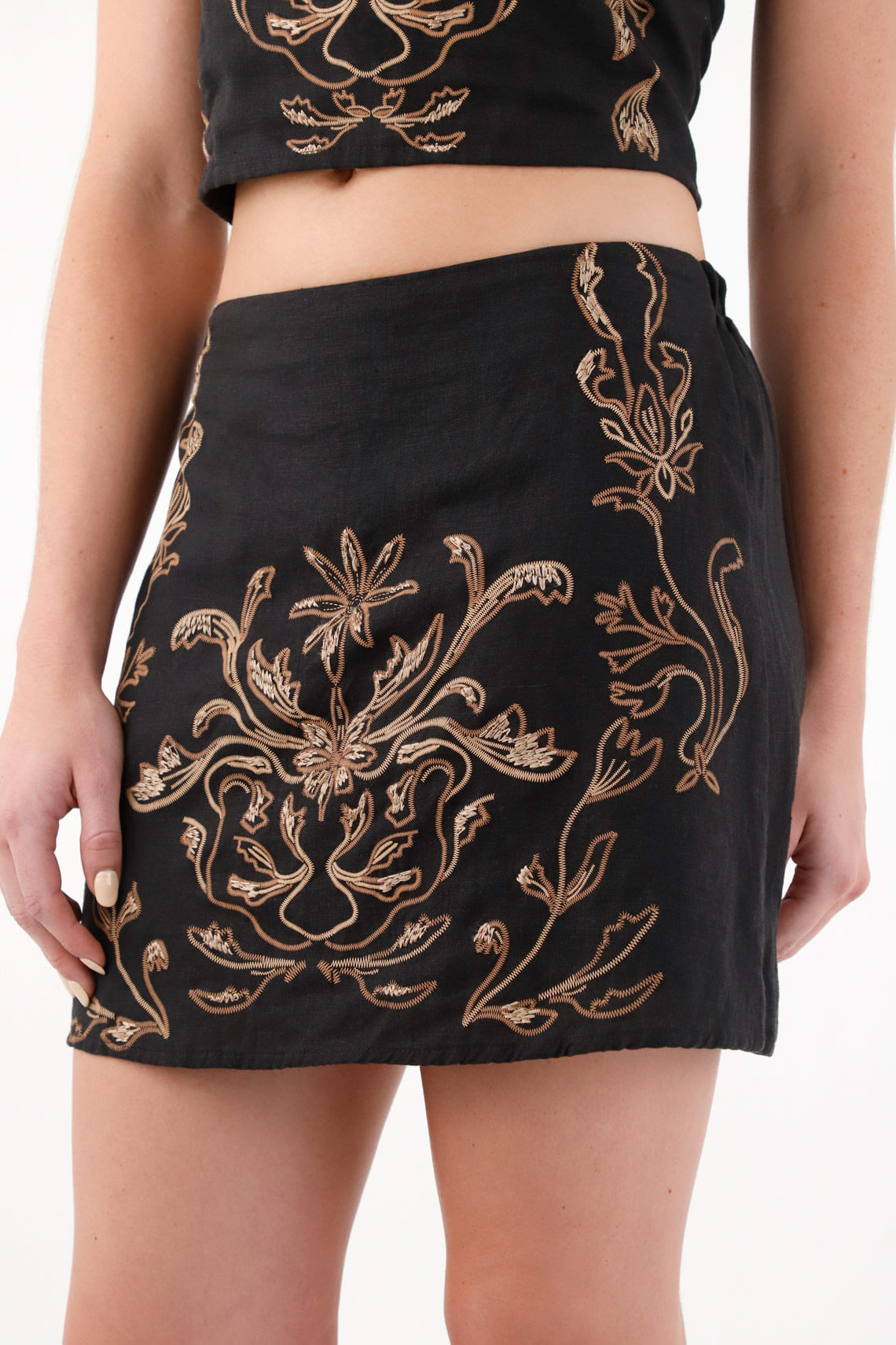 Falda corta en lino con bordado negra para mujer