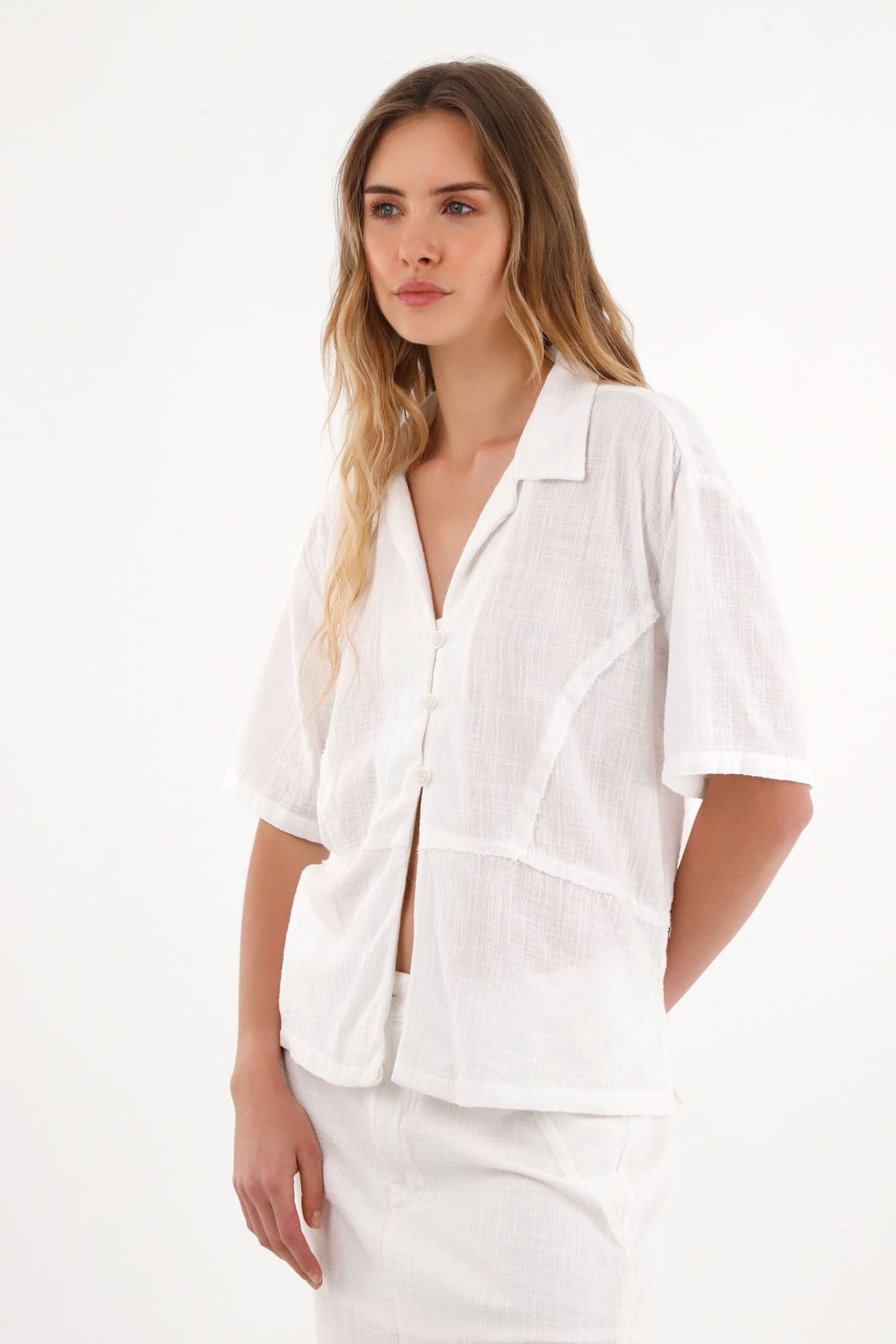 Camisa clásica en tela con textura crudo para mujer