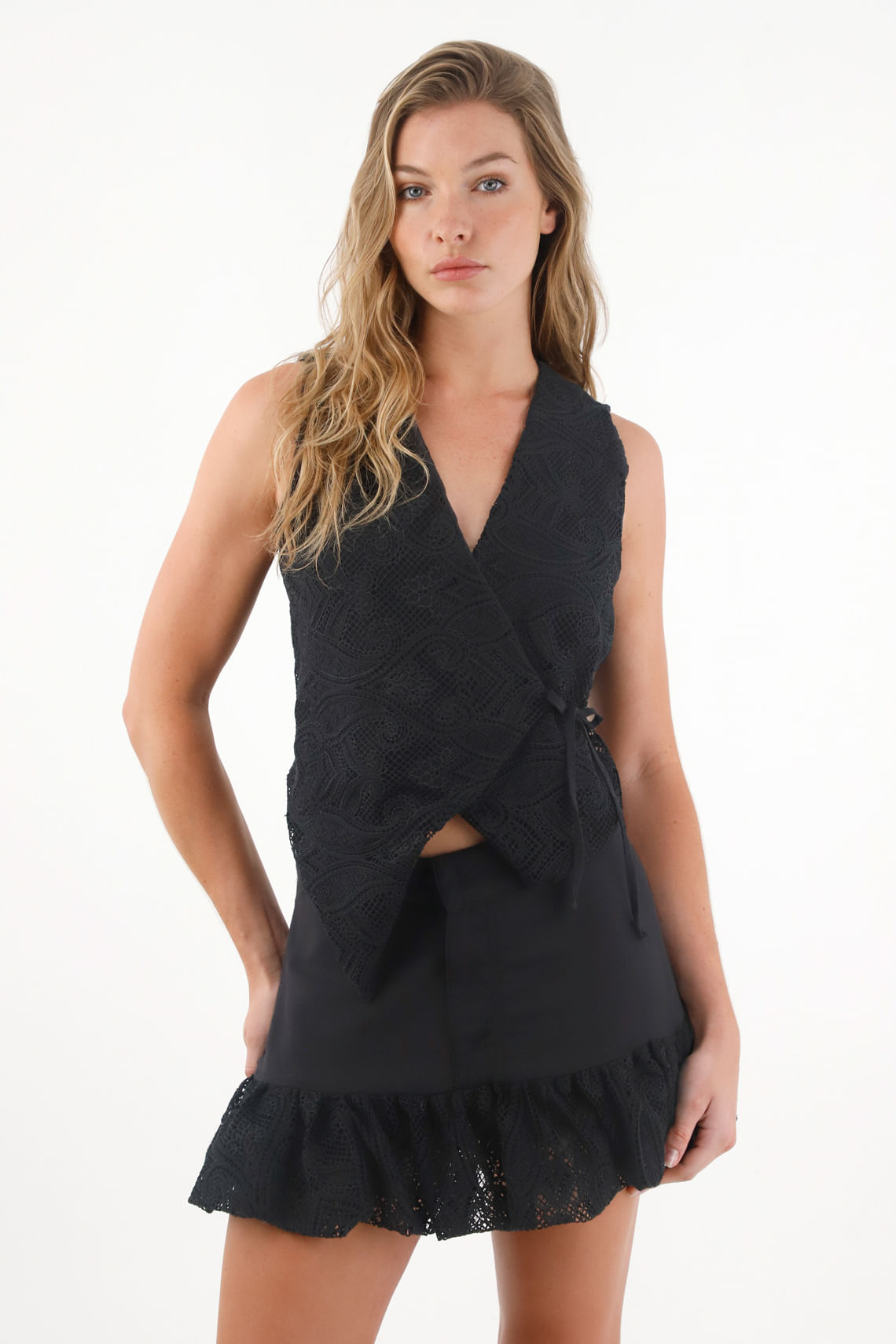 Camisa tipo chaleco bordada negra para mujer