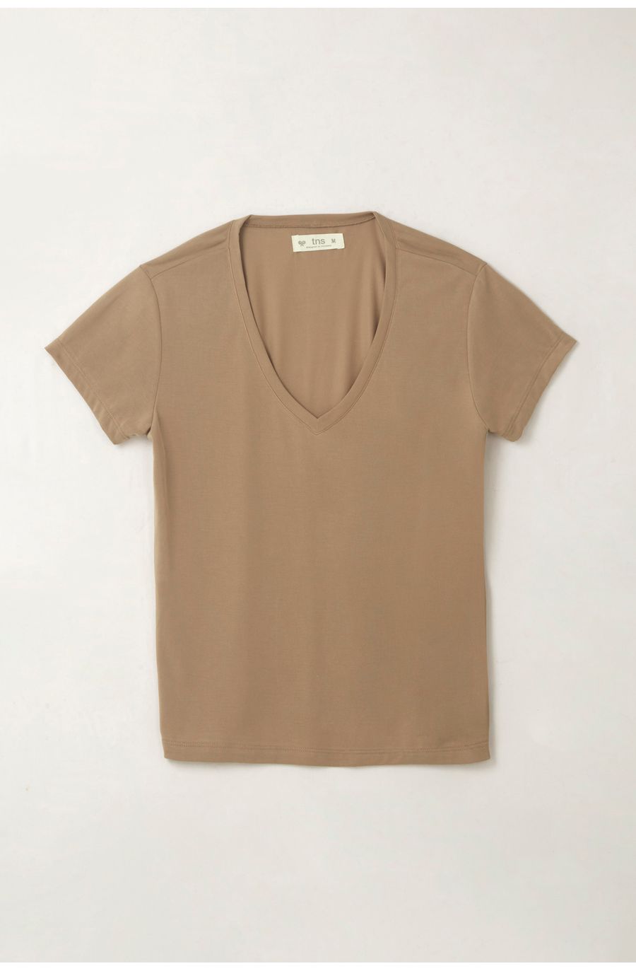 Camiseta con cuello en V café para mujer