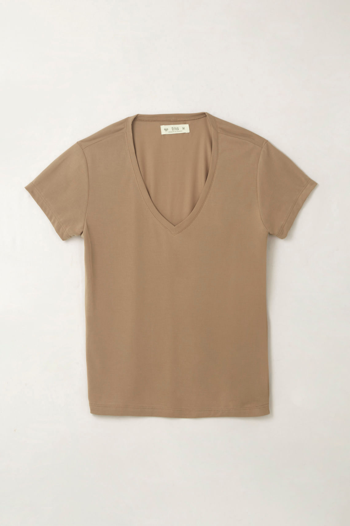 Camiseta con cuello en V café para mujer