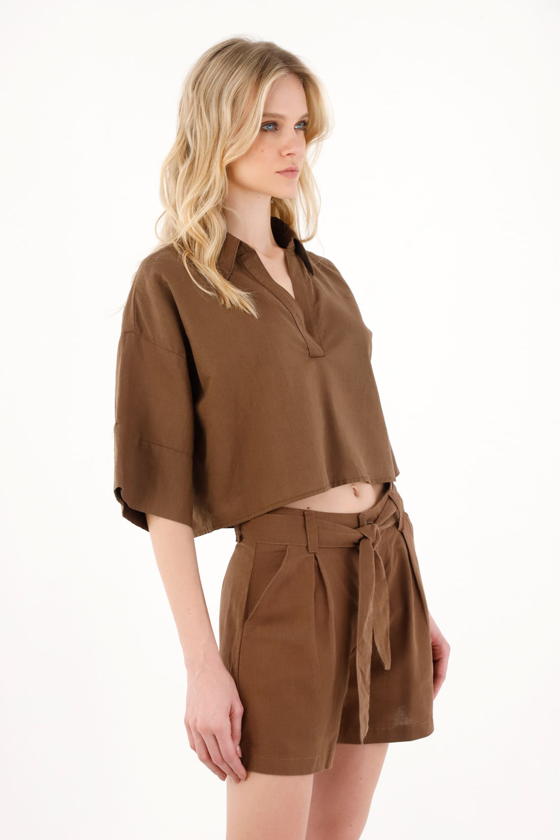 Short con bolsillos y cinturón café para mujer