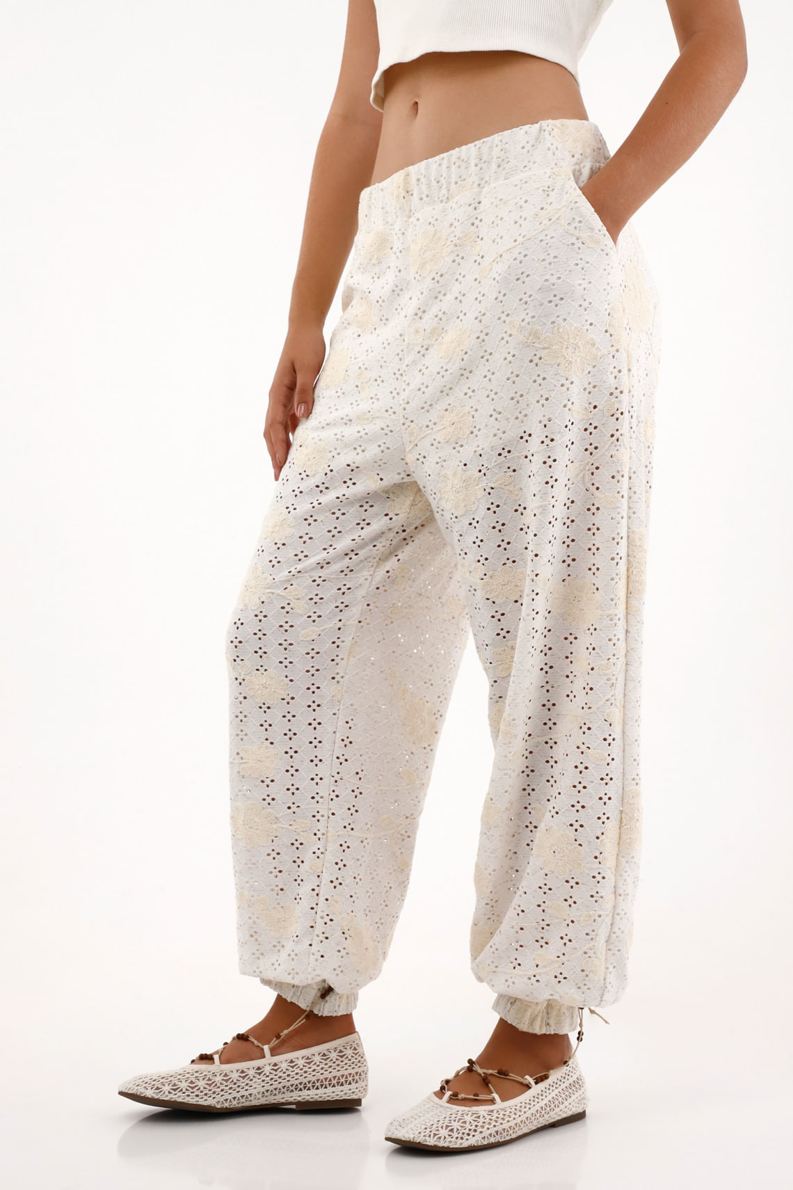 Pantalón jogger tipo ojalillo crudo para mujer