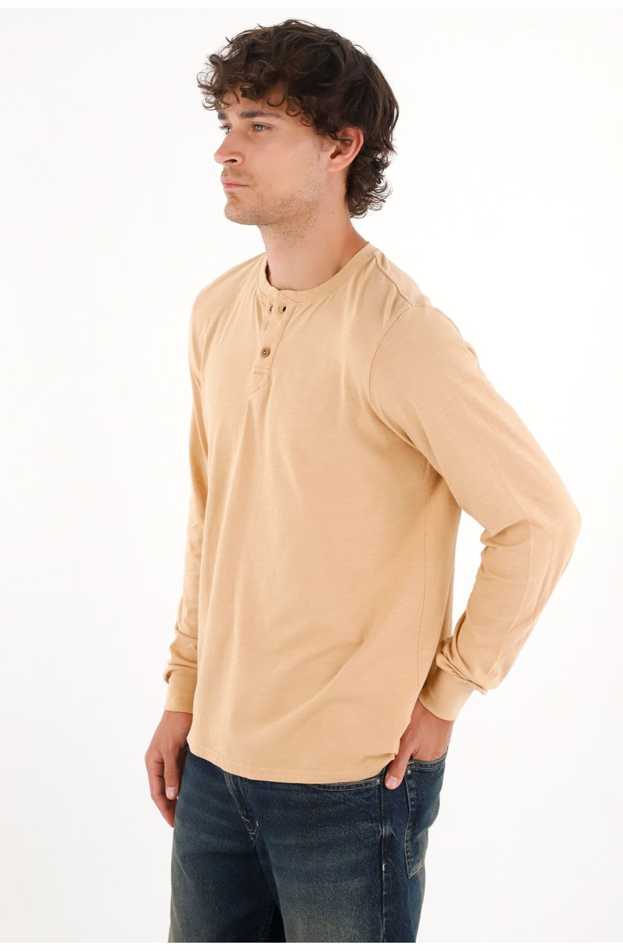Camiseta manga larga con perilla café para hombre