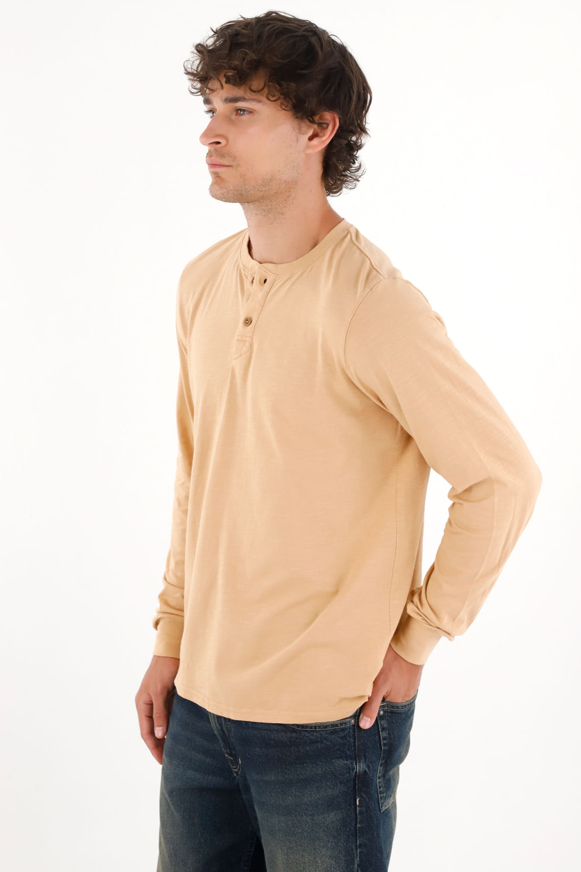 Camiseta manga larga con perilla café para hombre