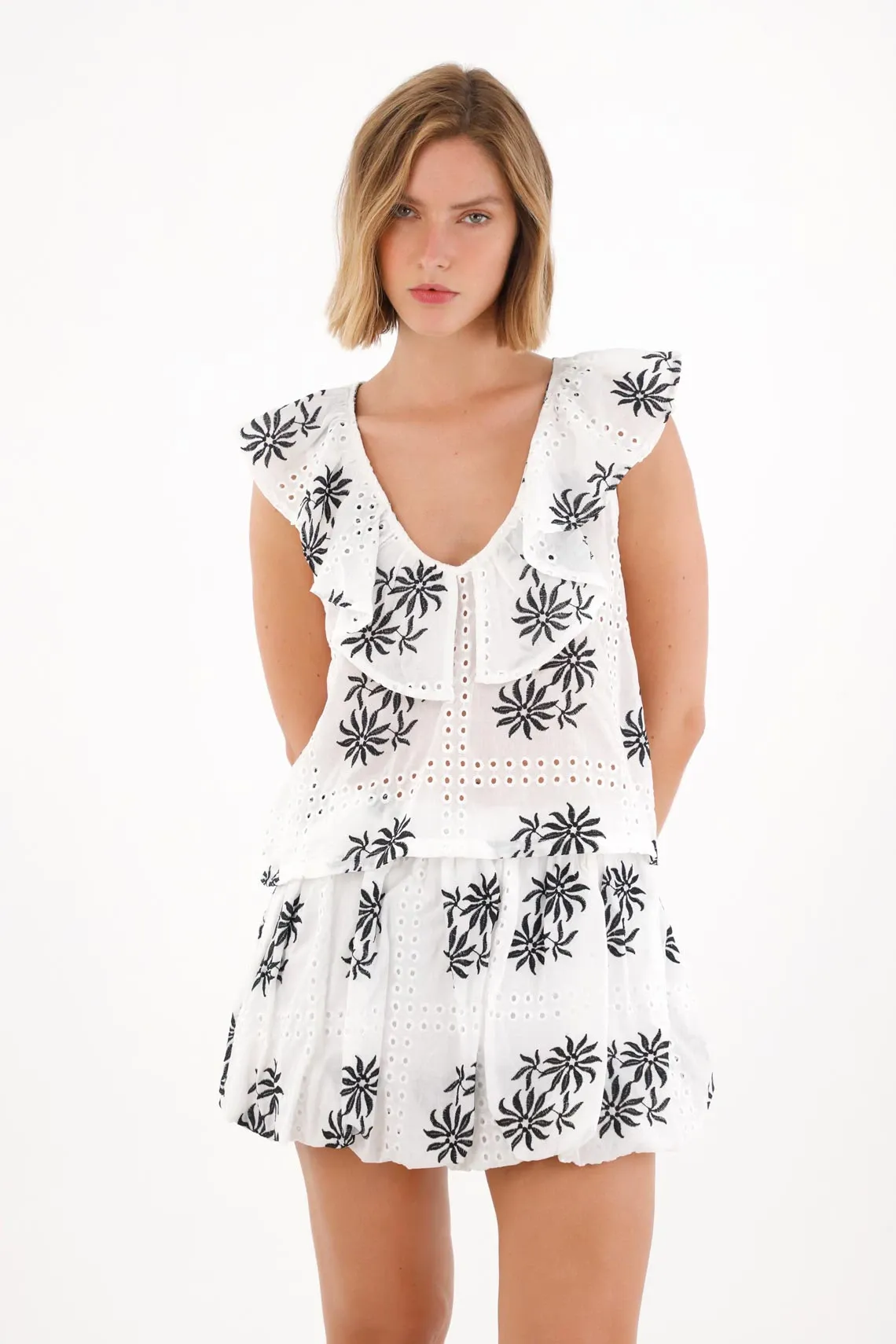 Camisa en ojalillo con diseño floral blanca para mujer