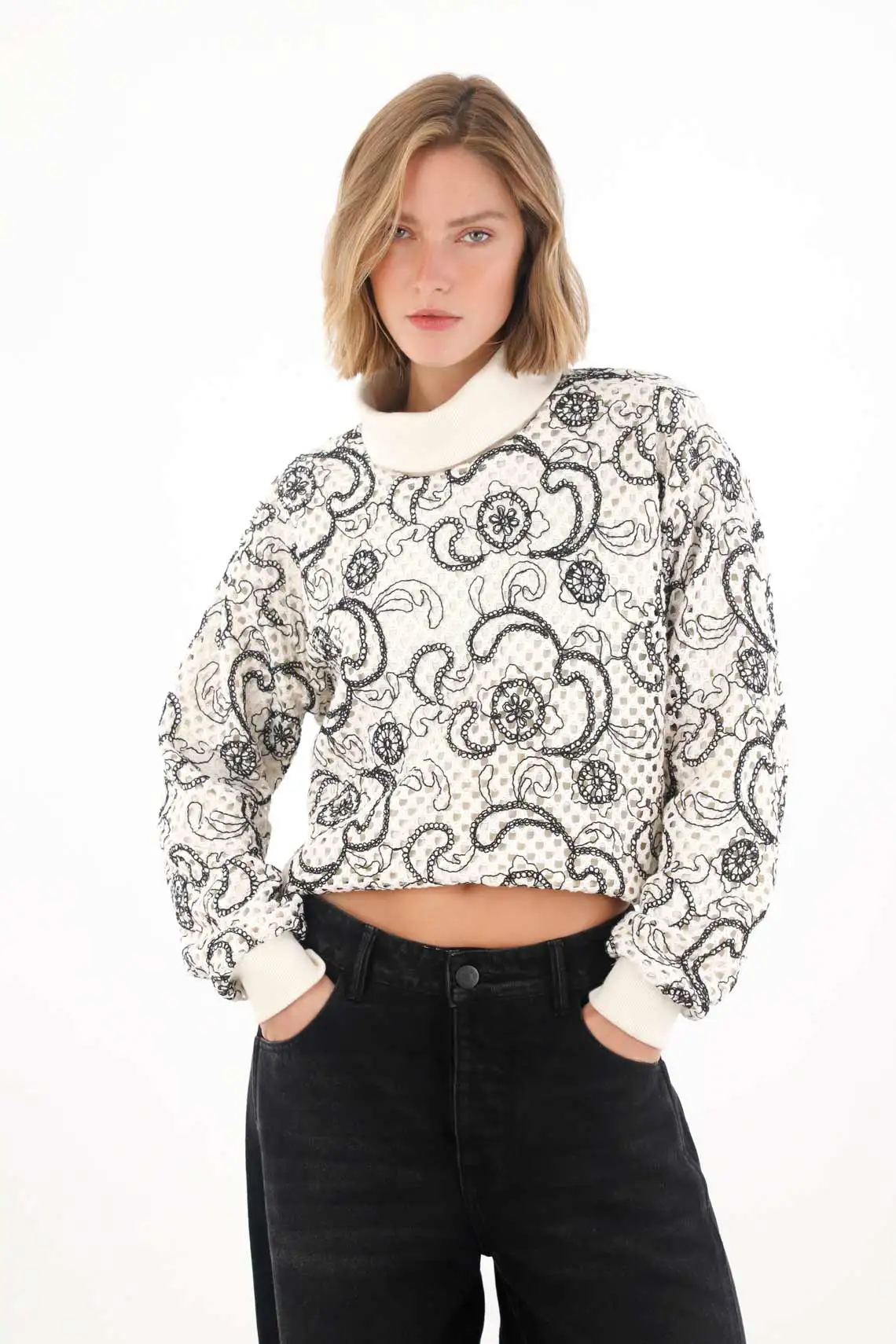 Buzo bordado con diseño paisley para mujer