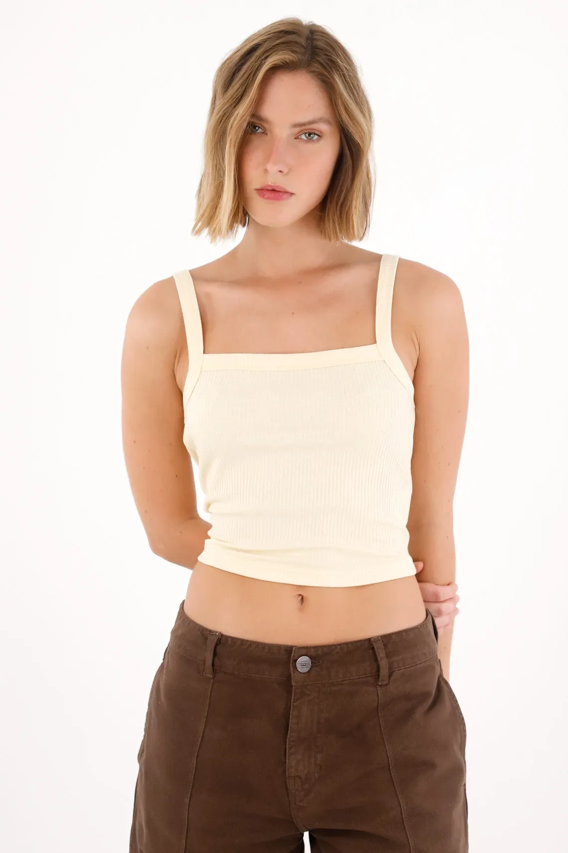 Camiseta en rib crudo con diseño minimalista para mujer
