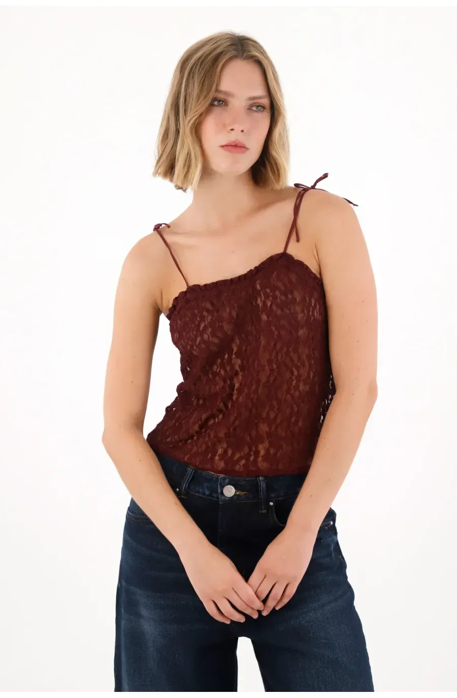 Camiseta en tela tipo blonda con transparencia roja para mujer