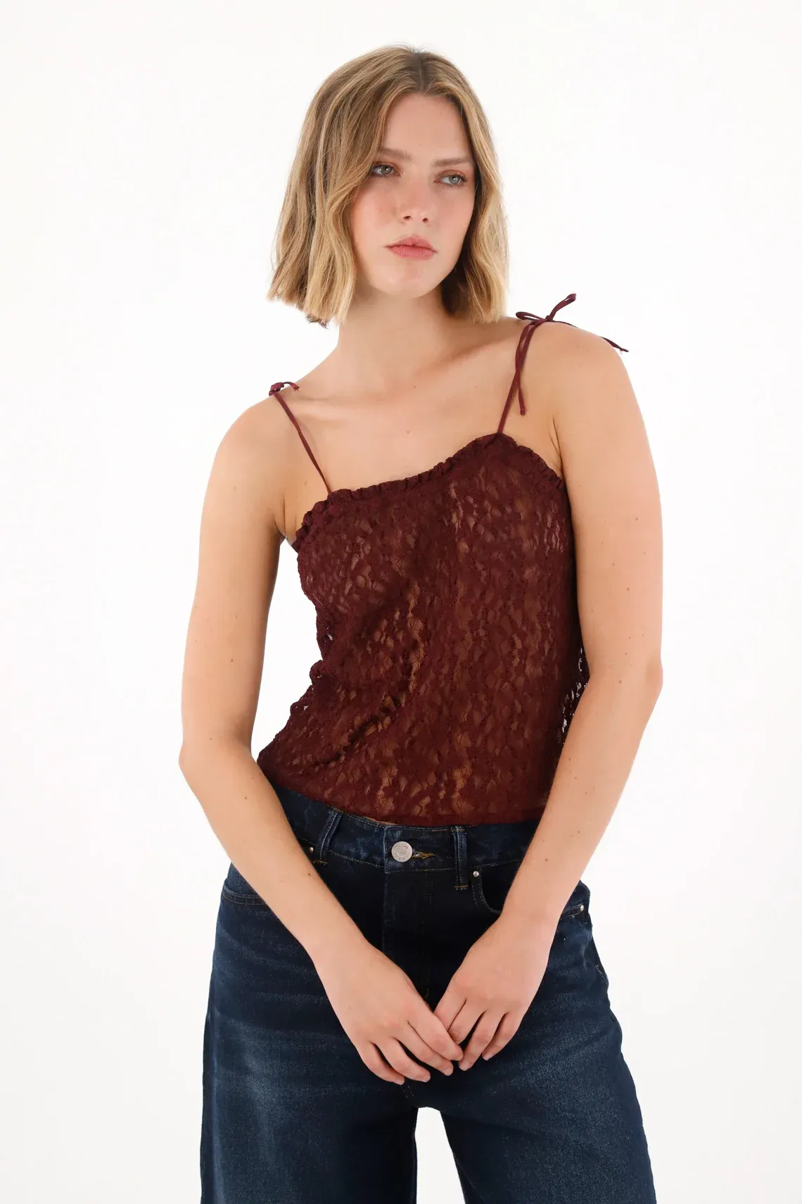 Camiseta en tela tipo blonda con transparencia roja para mujer