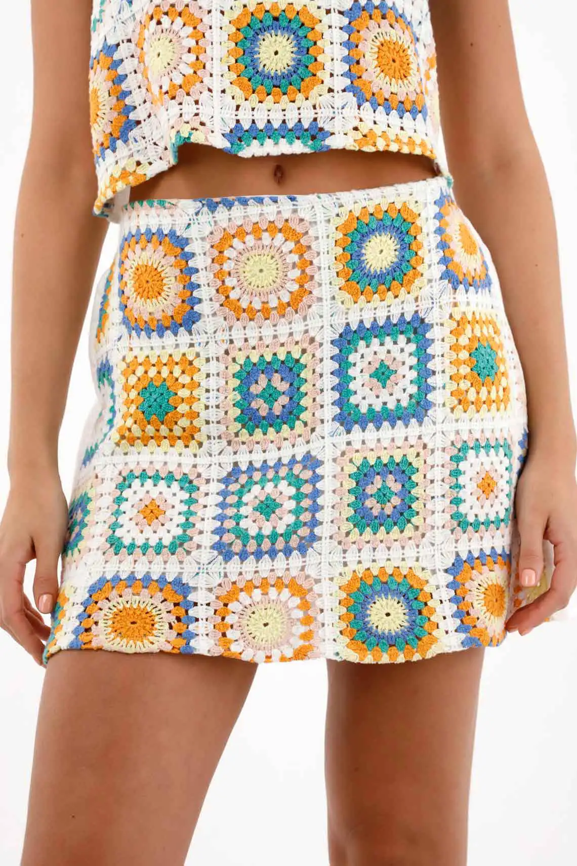 Falda corta en tela tejida para mujer