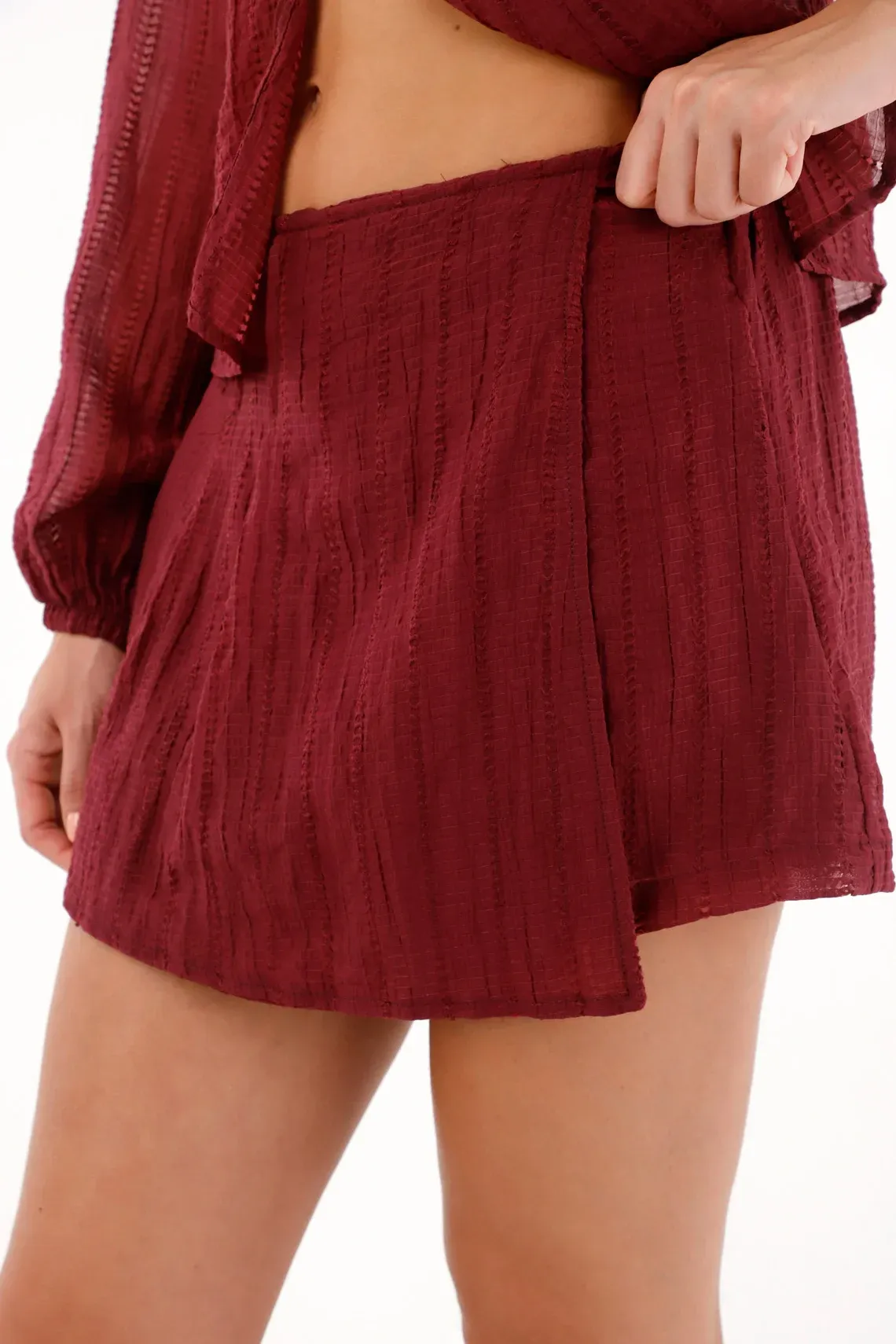 Falda short con prenses y textura roja para mujer