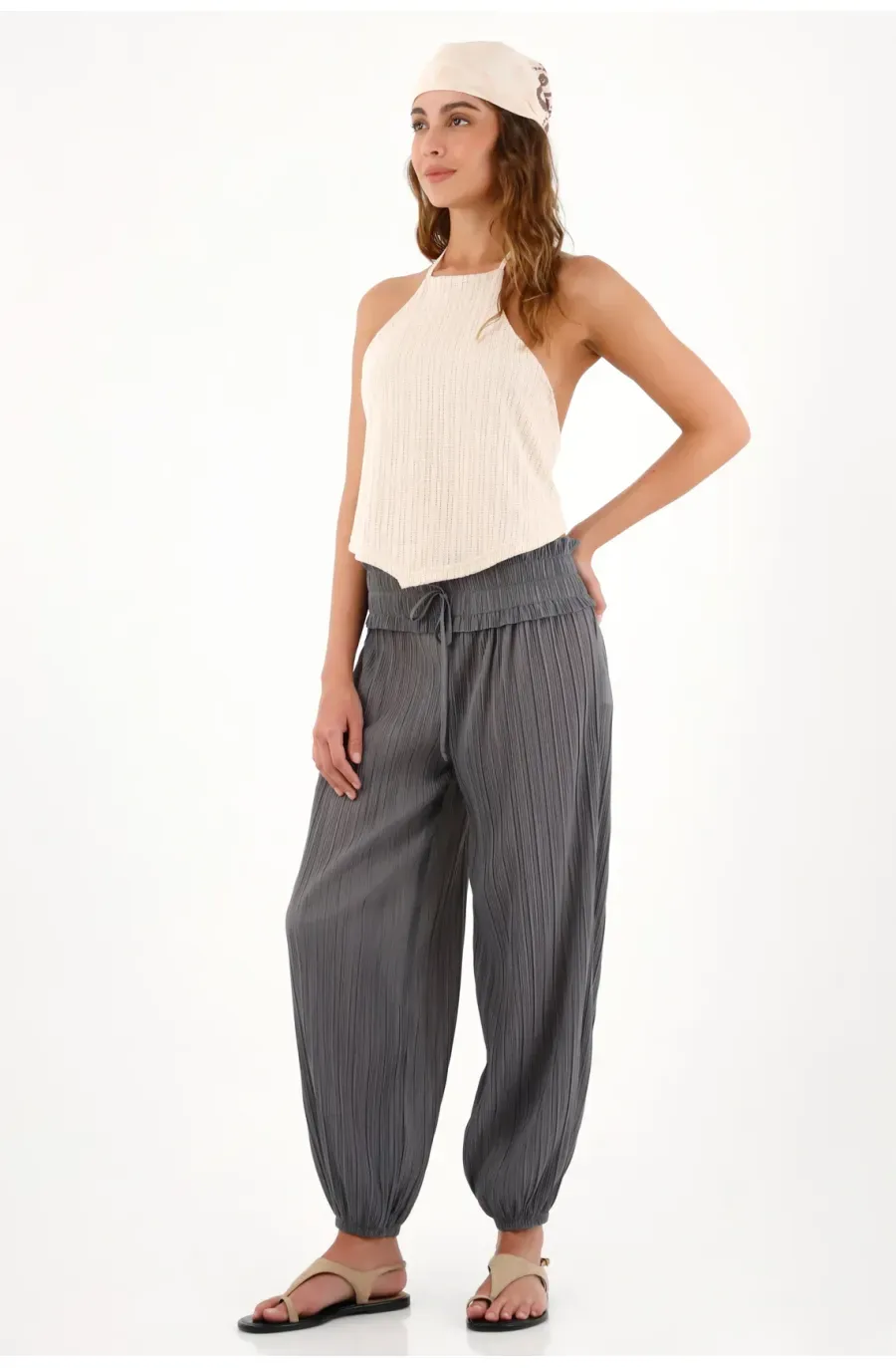 Pantalón Jogger con textura plisada gris para mujer