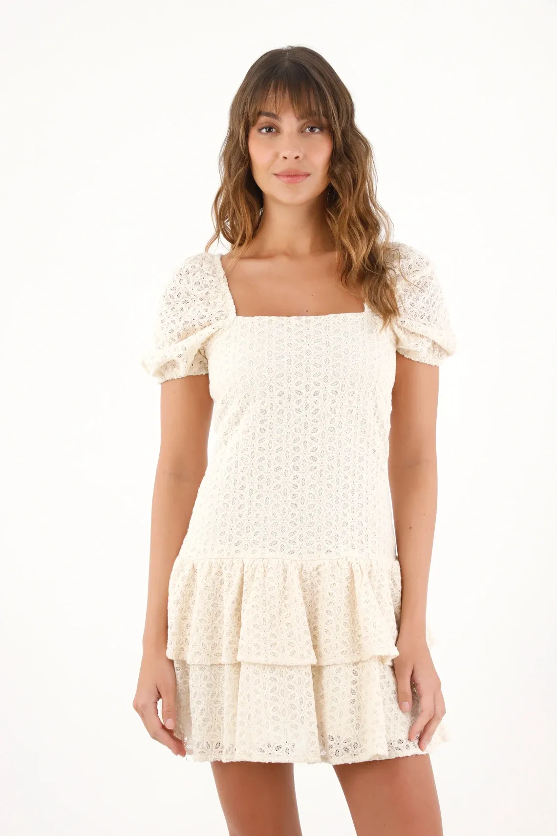 Vestido corto ajustado en ojalillo crudo para mujer