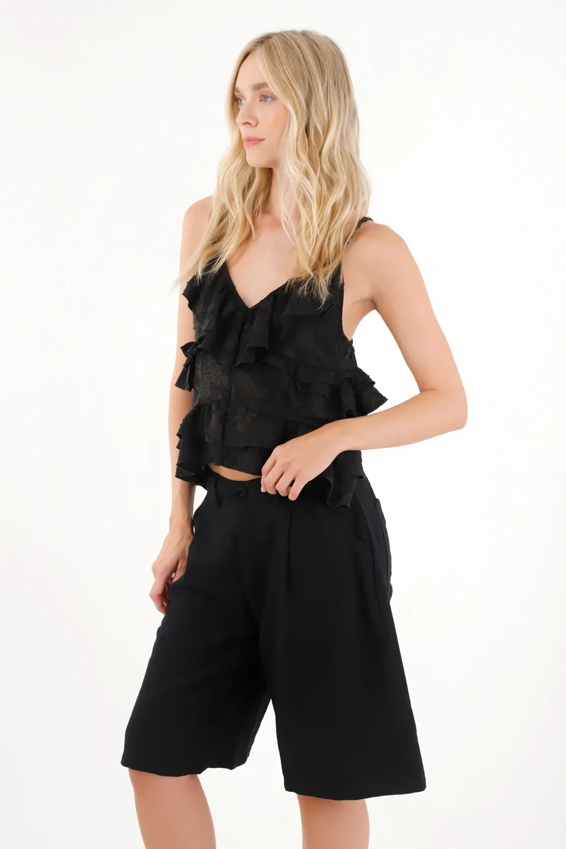 Bermuda con diseño de prenses negra para mujer