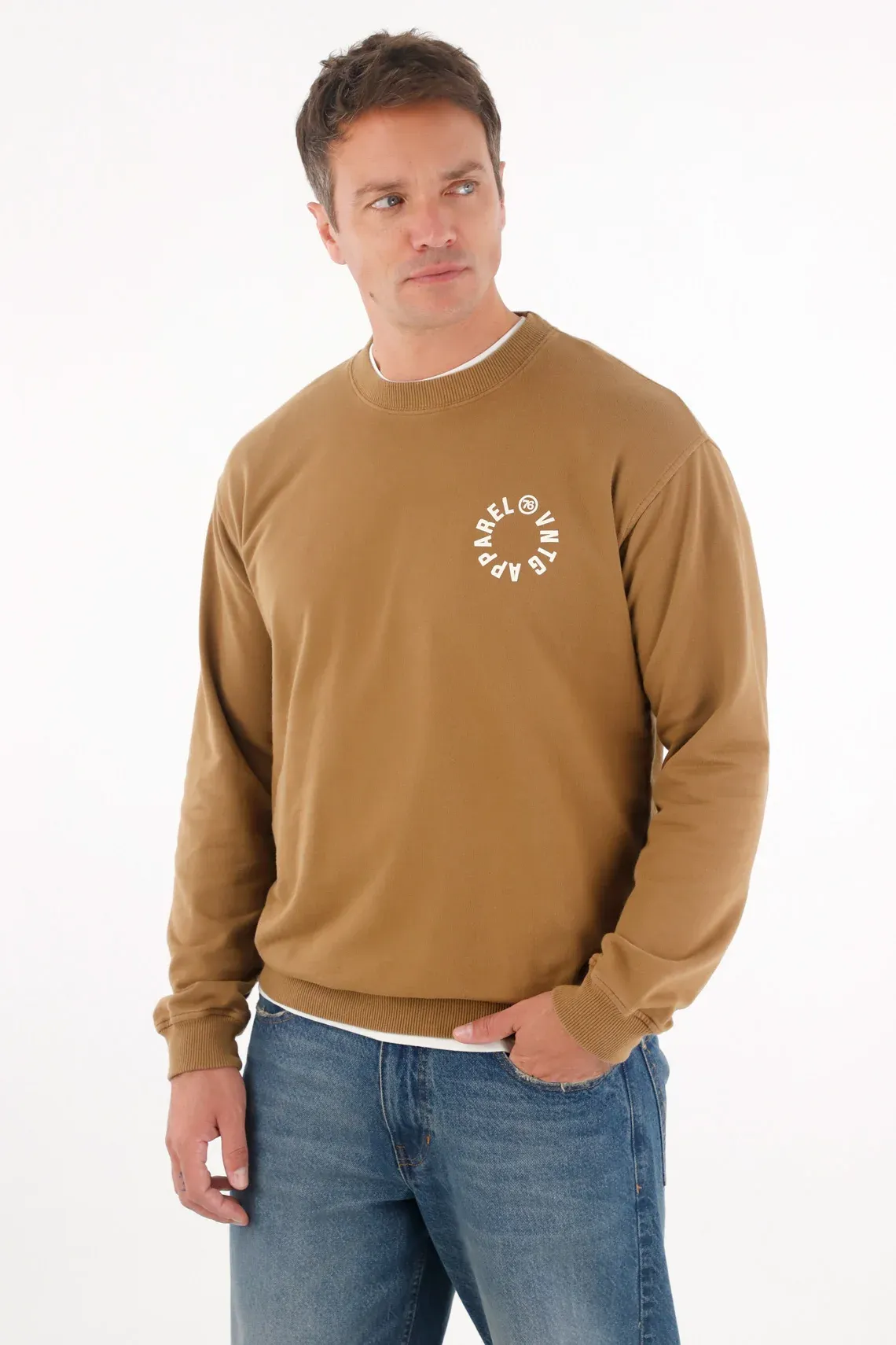 Buzo cerrado con estampado café para hombre