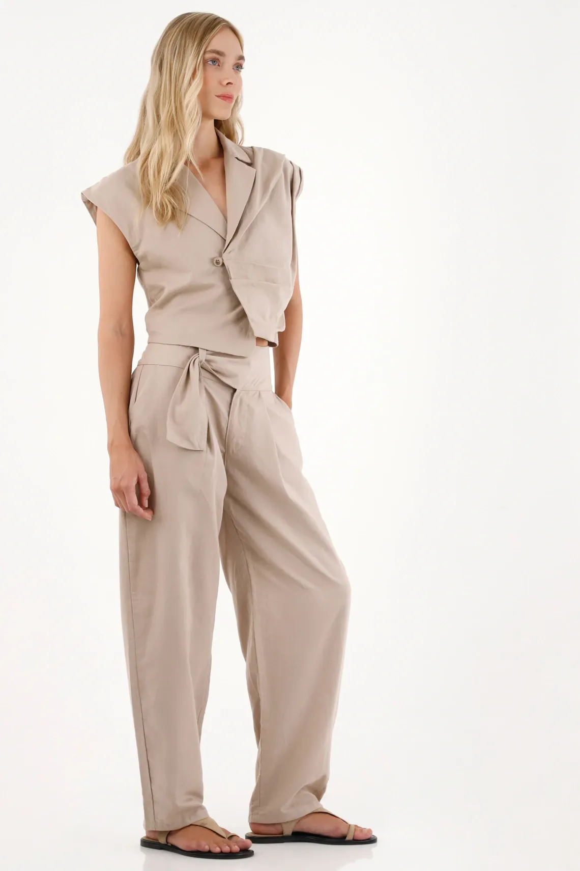 Pantalón con detalle de cinturón gris para mujer
