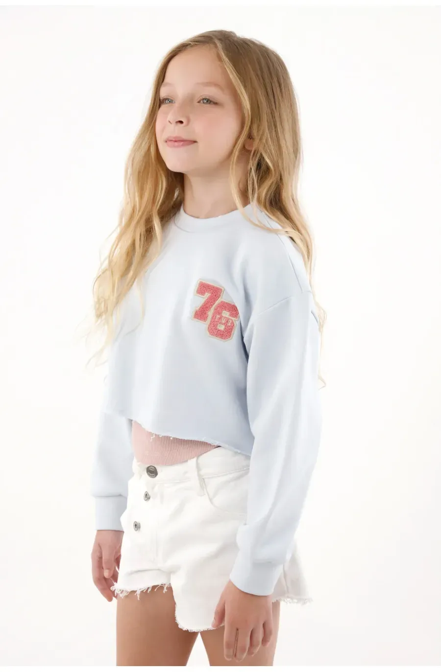 Buzo crop silueta Boxy azul para niña
