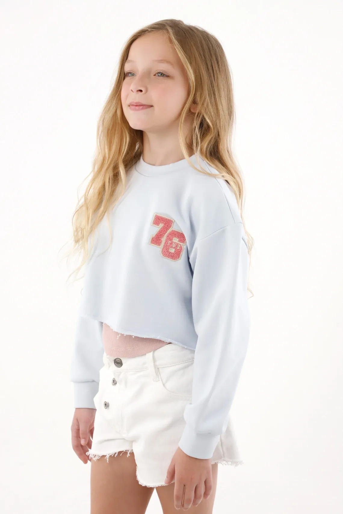 Buzo crop silueta Boxy azul para niña