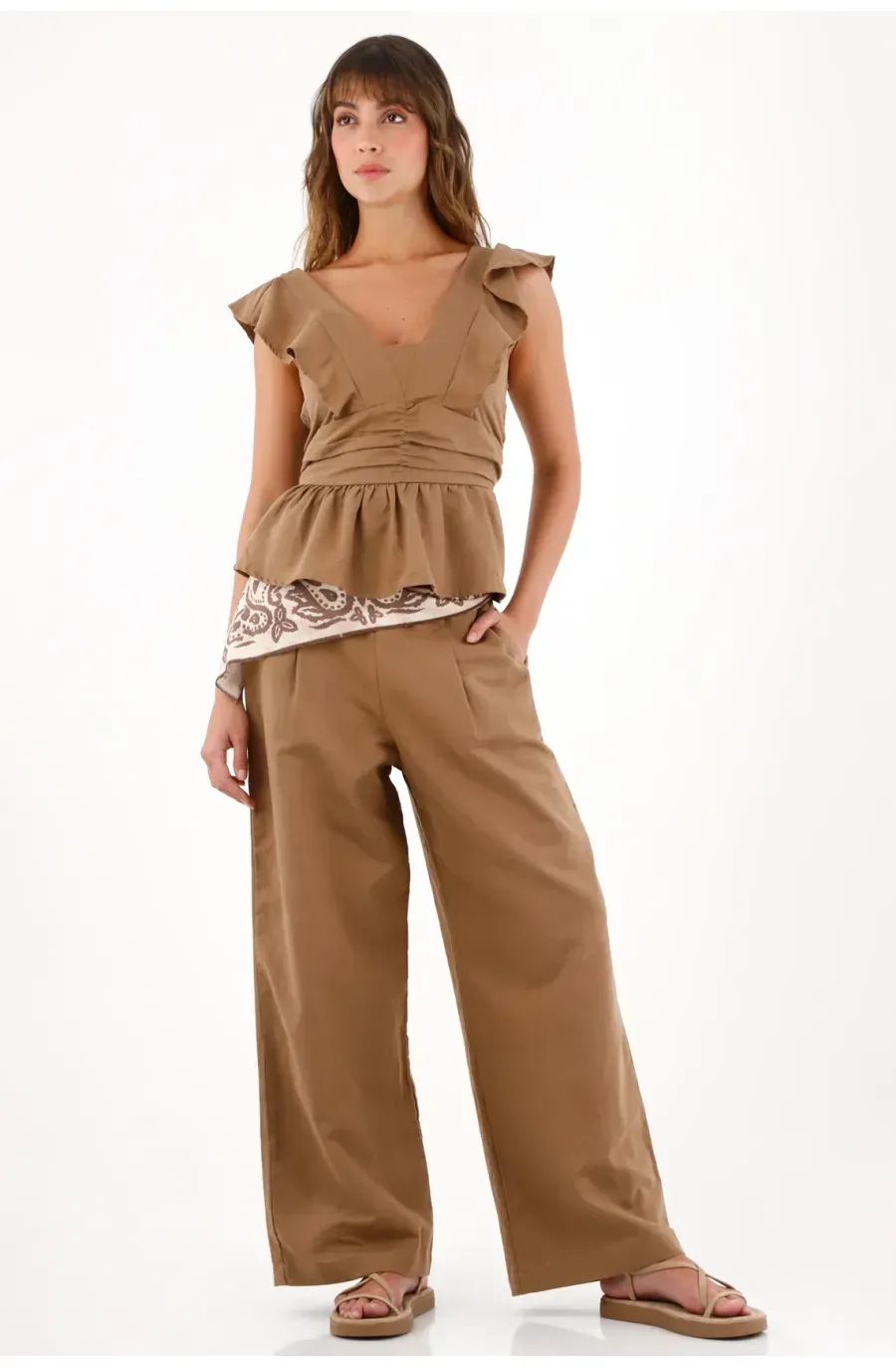 Camisa con escote en V y boleros café para mujer