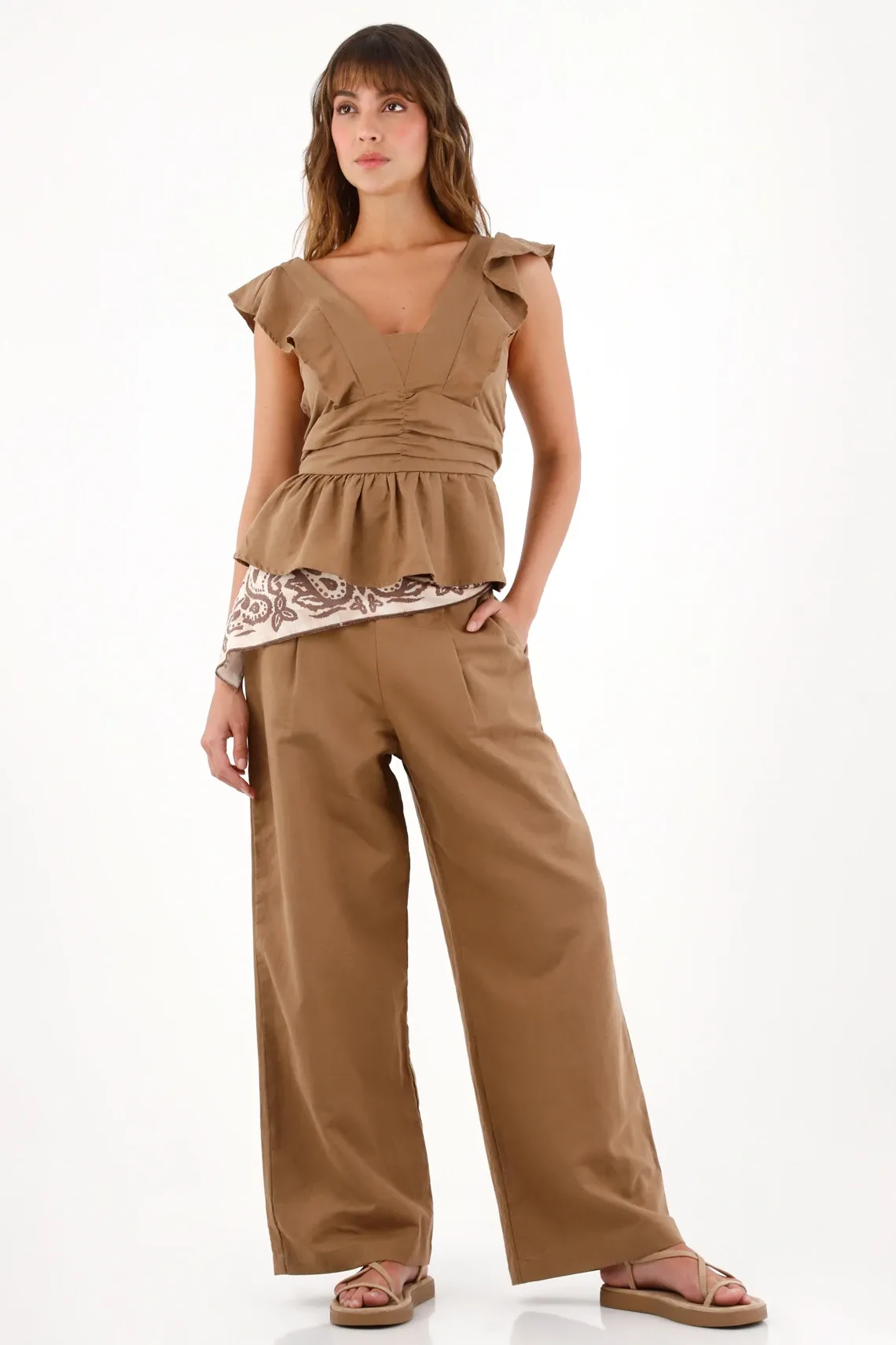 Camisa con escote en V y boleros café para mujer