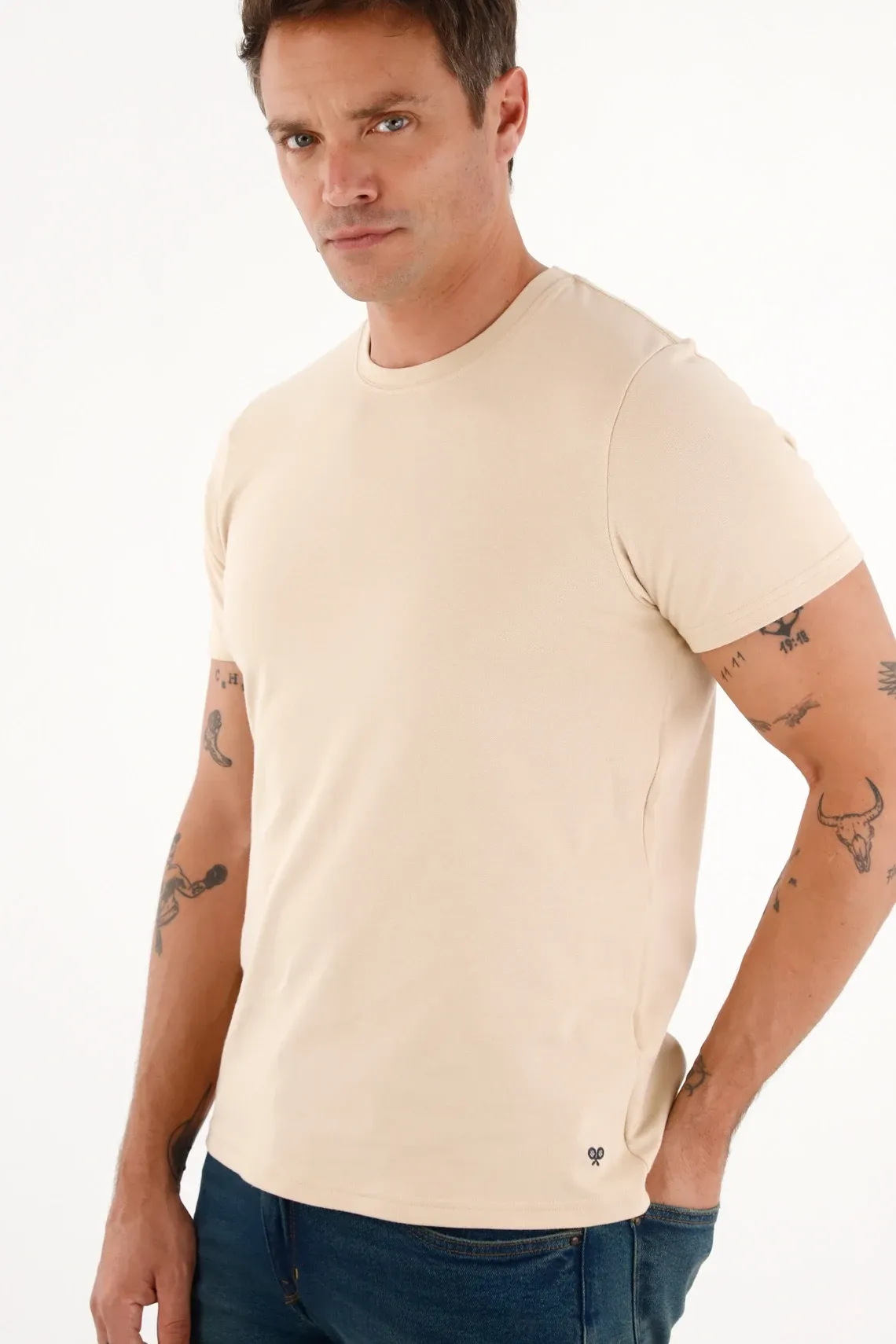 Camiseta básica con diseño versátil para hombre con acabado suave