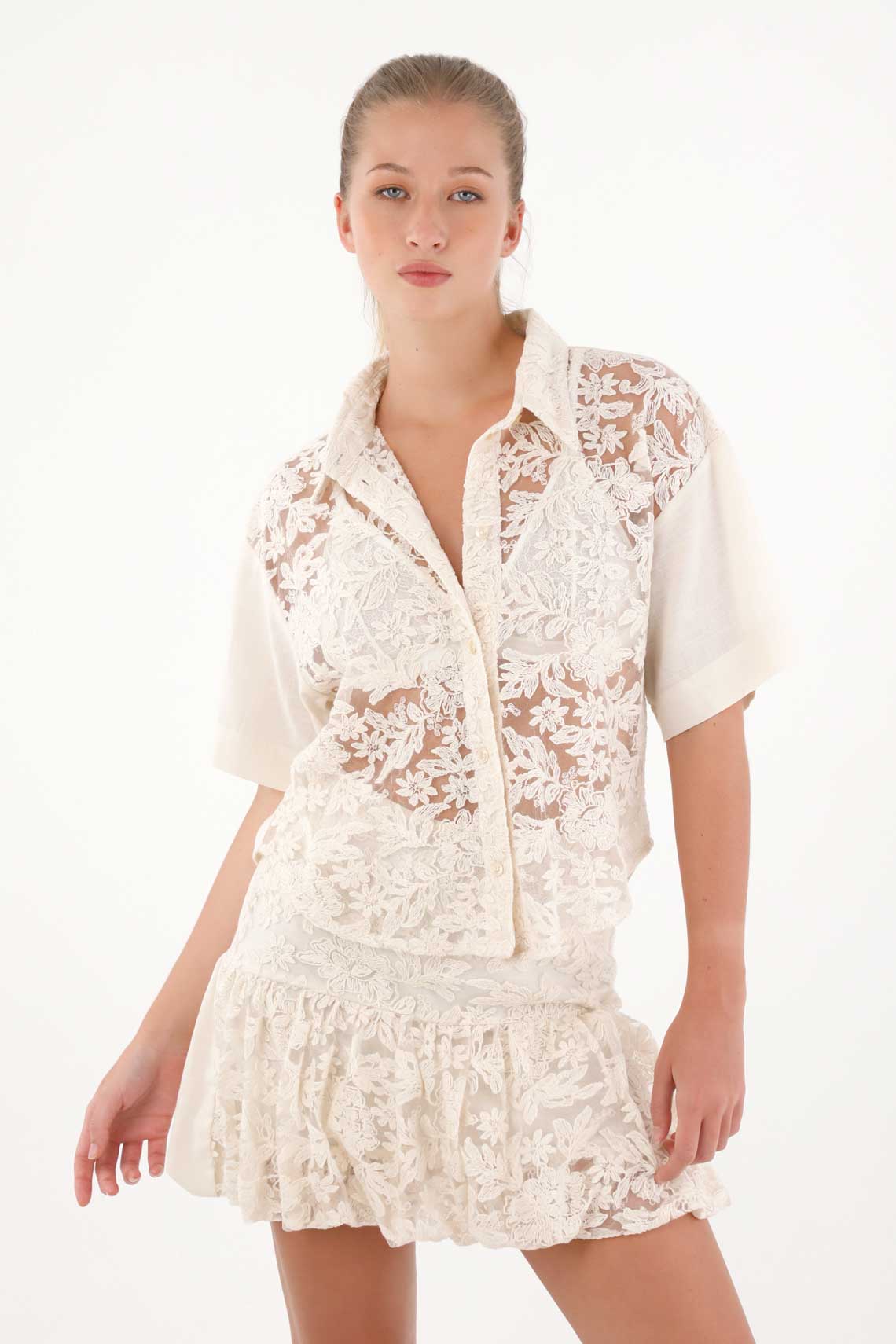 Camisa manga corta con bordado y transparencias para mujer