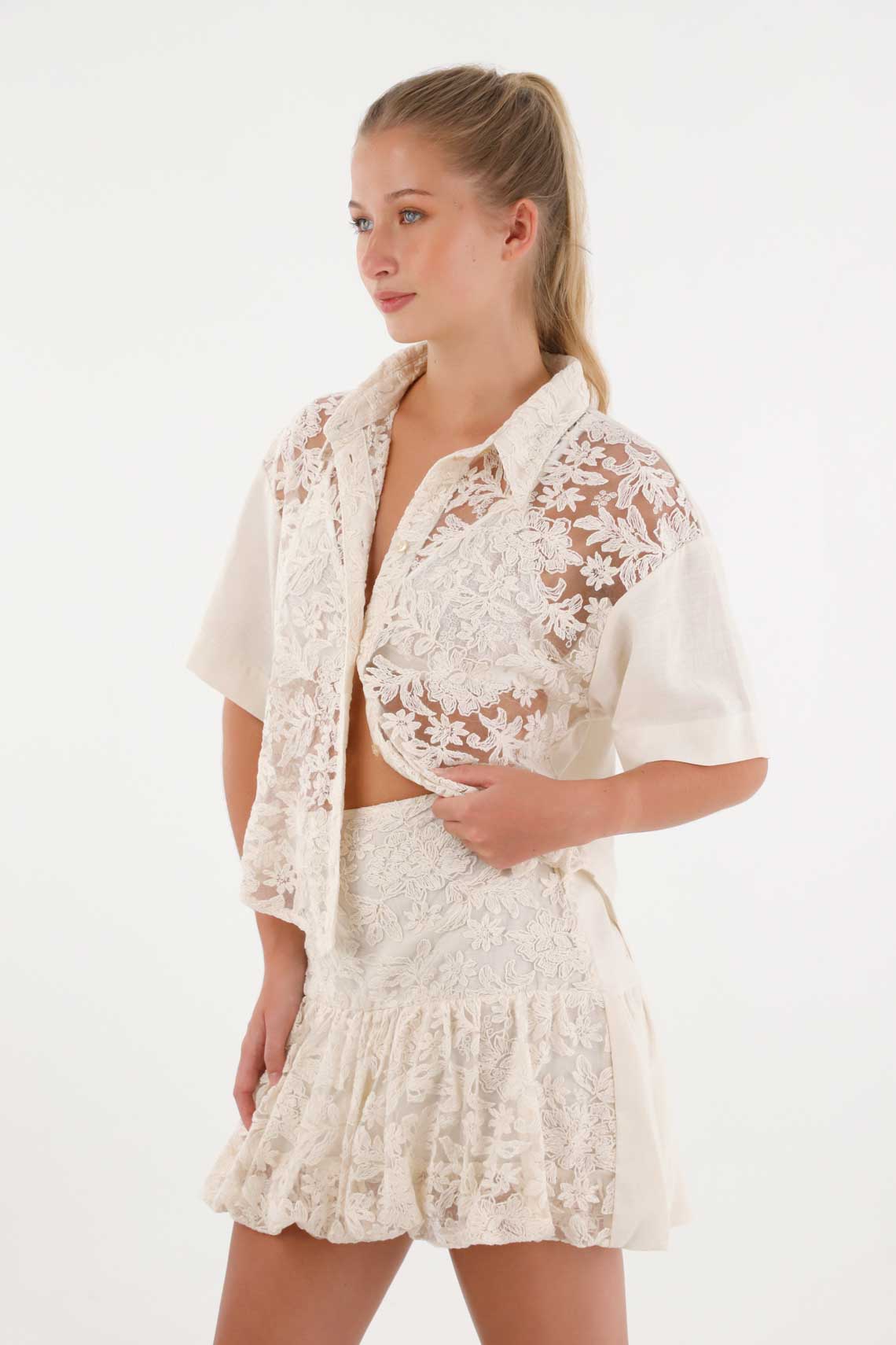 Falda corta silueta globo gris para mujer