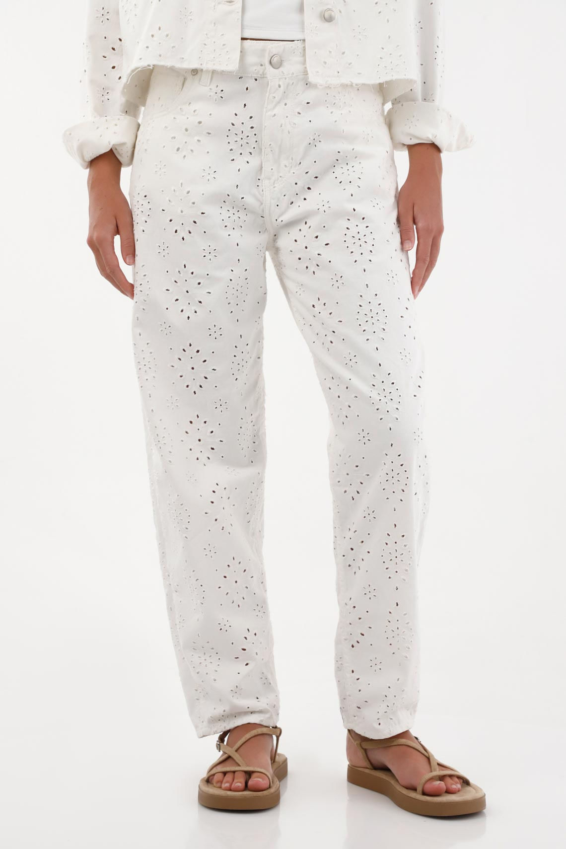 Pantalón con bordado tipo ojalillo crudo para mujer
