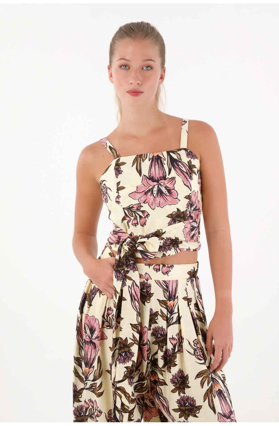 Camisa crop con estampado floral para mujer
