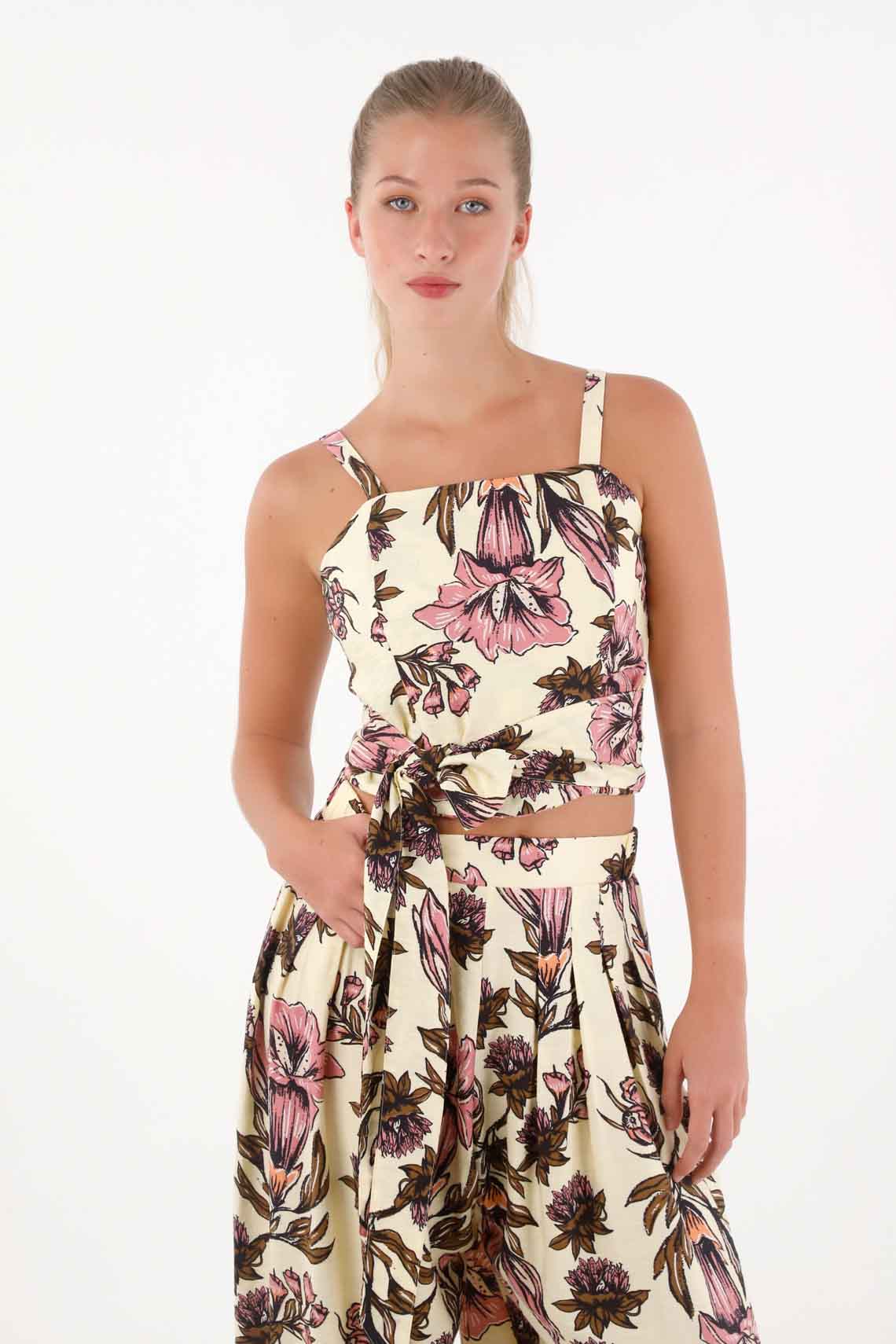 Camisa crop con estampado floral para mujer