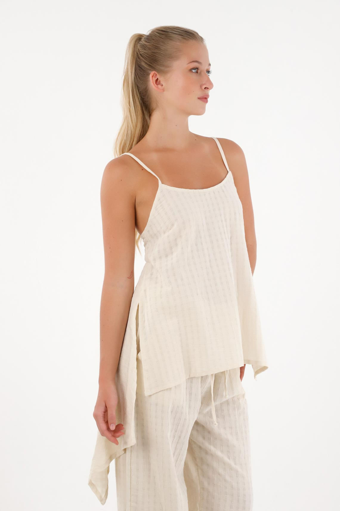 Camisa de tiras con ruedo asimétrico crudo para mujer